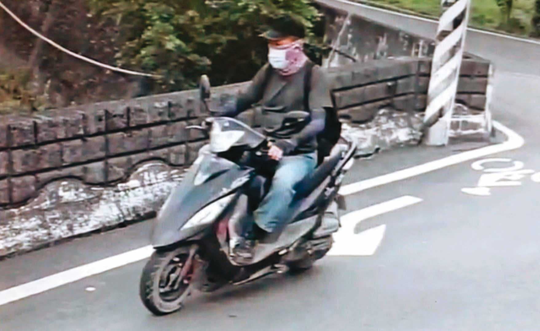 李鴻淵脫去安全帽、狂飆逃逸的畫面經員工指認,警方才確認他就是凶手。(翻攝畫面)