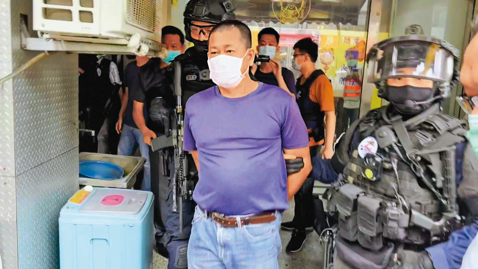 李鴻淵藏匿在台中一間養生會館,案發隔天遭警方逮捕、押解回南投。(讀者提供)