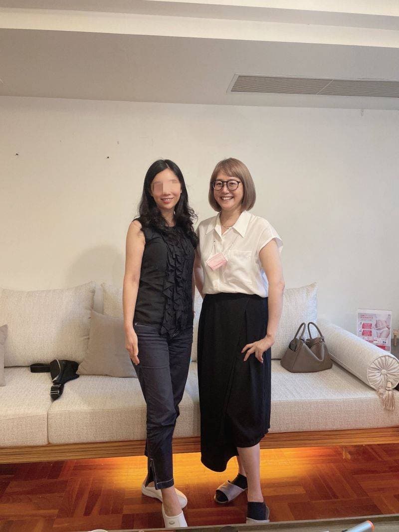已然59歲的崔麗心(右),臉和體態算是保養得宜。(翻攝自成美健康集團臉書)