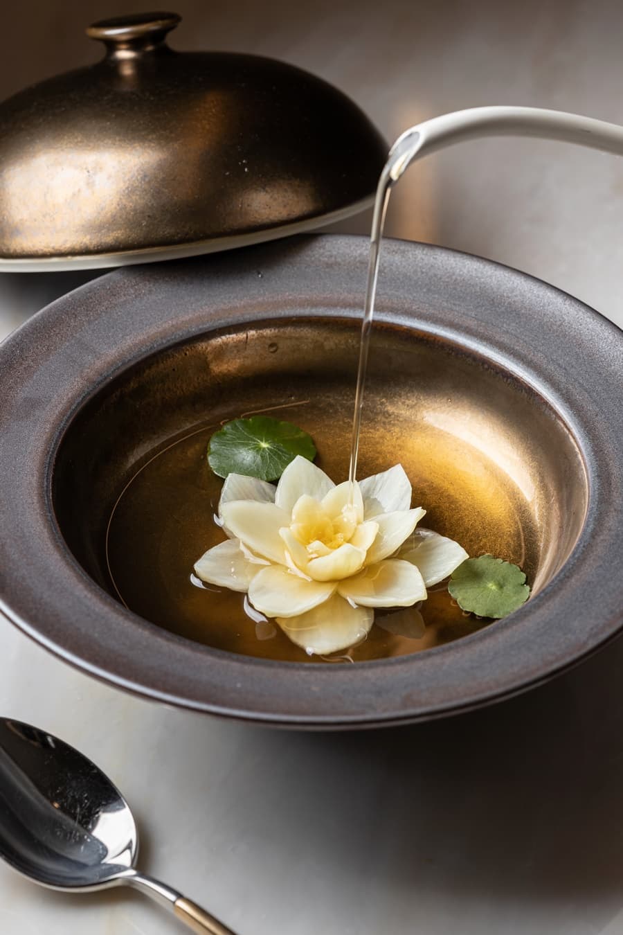 「蓮花」的蔬菜澄清湯,清甜秀麗,熬製高湯的食材會隨季節變換,呈盤如池塘。