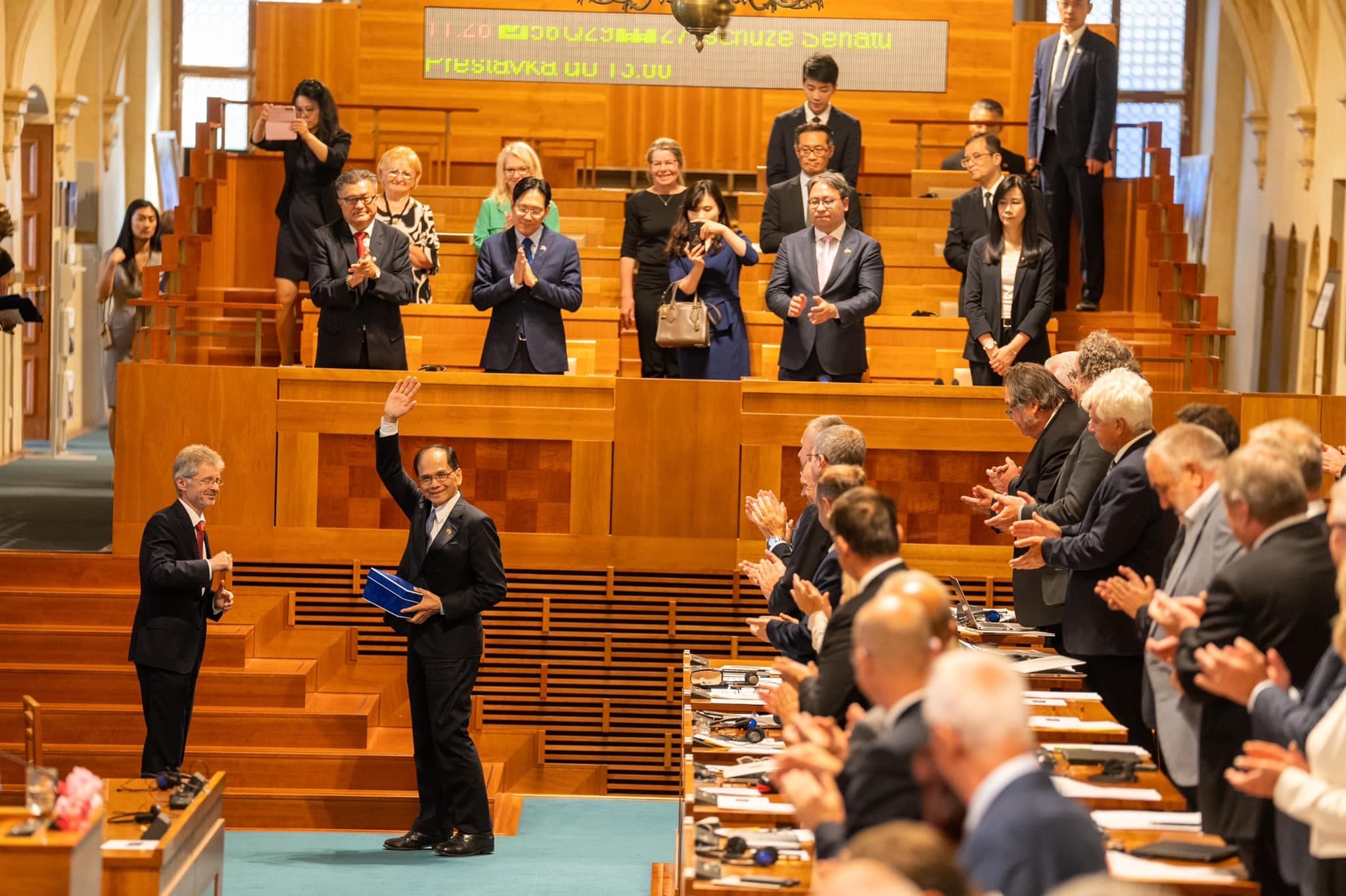 游錫堃於捷克參議院演說,獲得全場議員熱烈掌聲回饋。(翻攝自游錫堃臉書)
