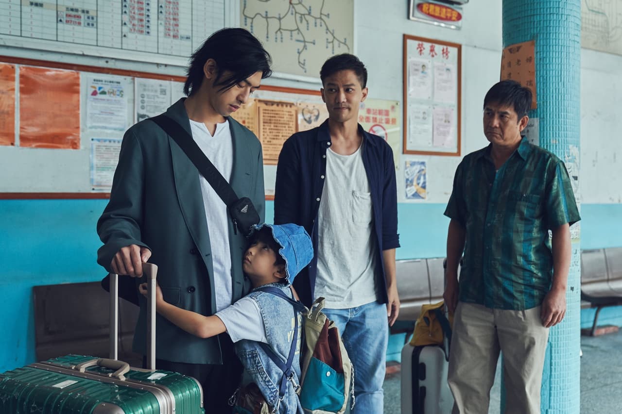 陳柏霖和戲裡的飾演良良的童星搭檔告別。(Disney+提供)