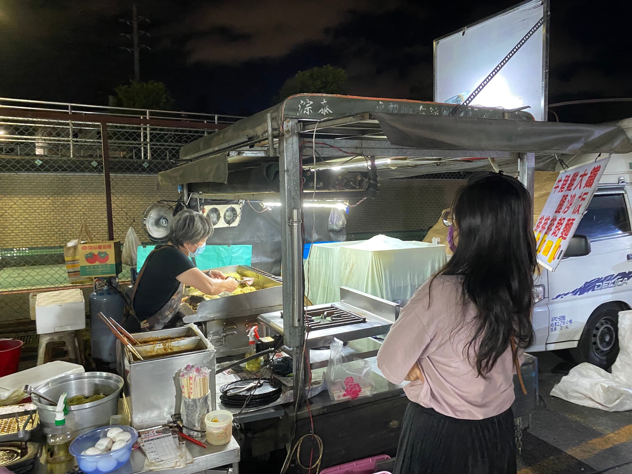 「567平價牛排」通常會出現在夜市尾端,也沒有顯眼招牌,卻是我最喜歡的一家。