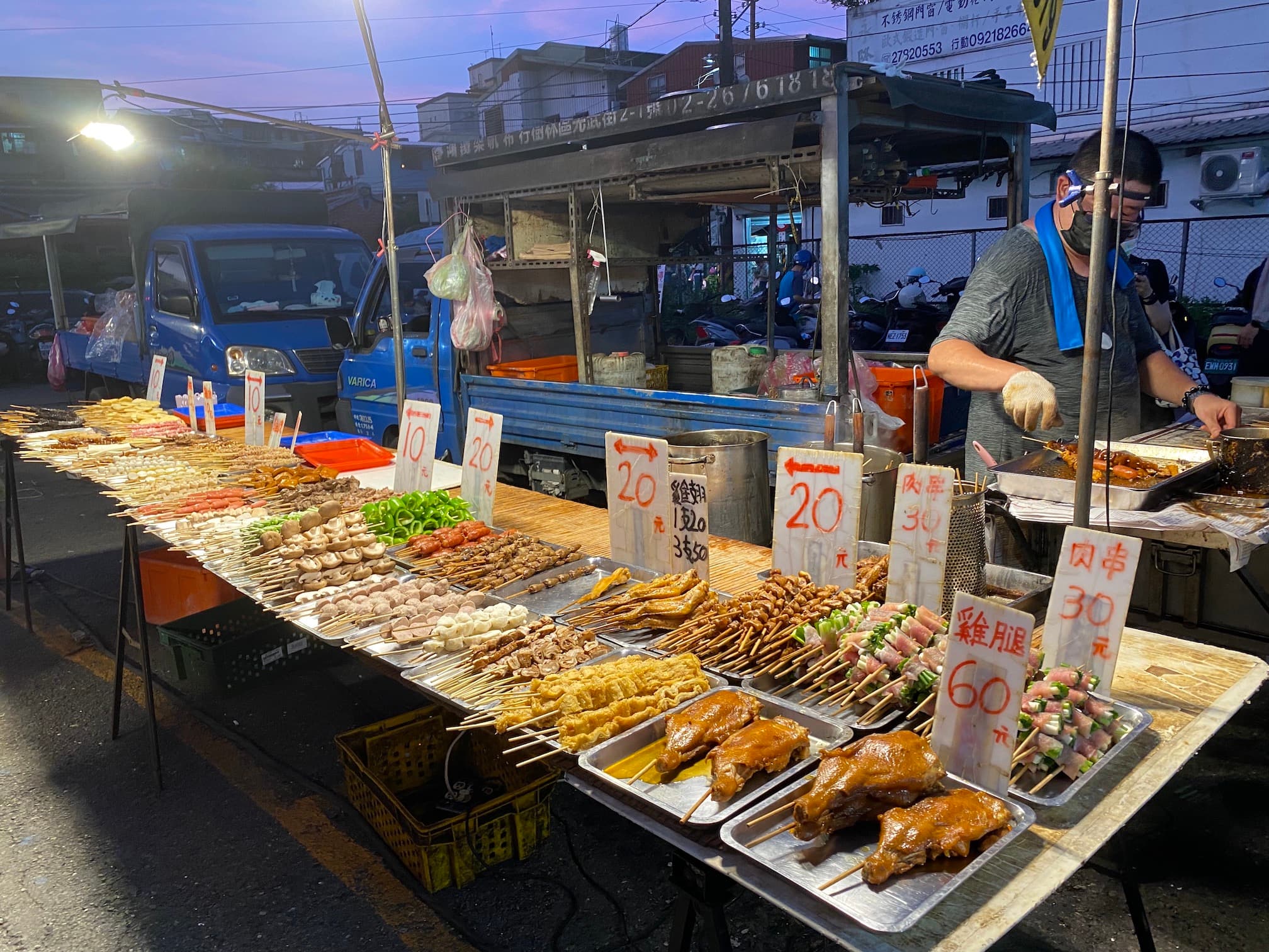 這家無名的炭烤每樣10元起,用料也頗新鮮。
