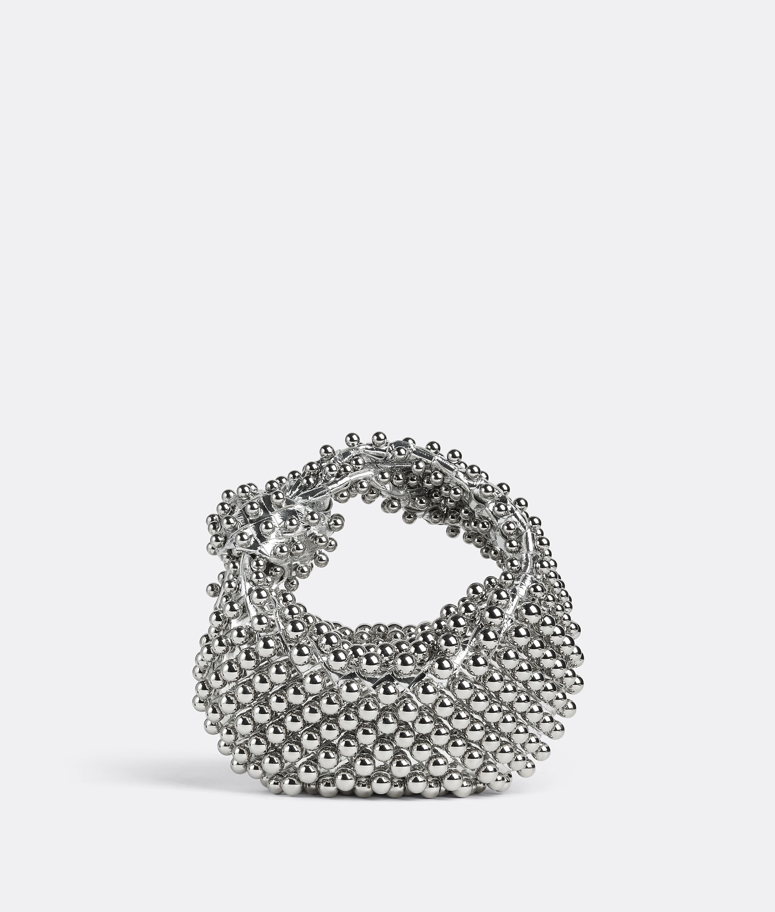 Mini Jodie金屬羊皮編織鑲嵌球型鉚釘提包 NT$143,700 Bottega Veneta。(Bottega Veneta提供)