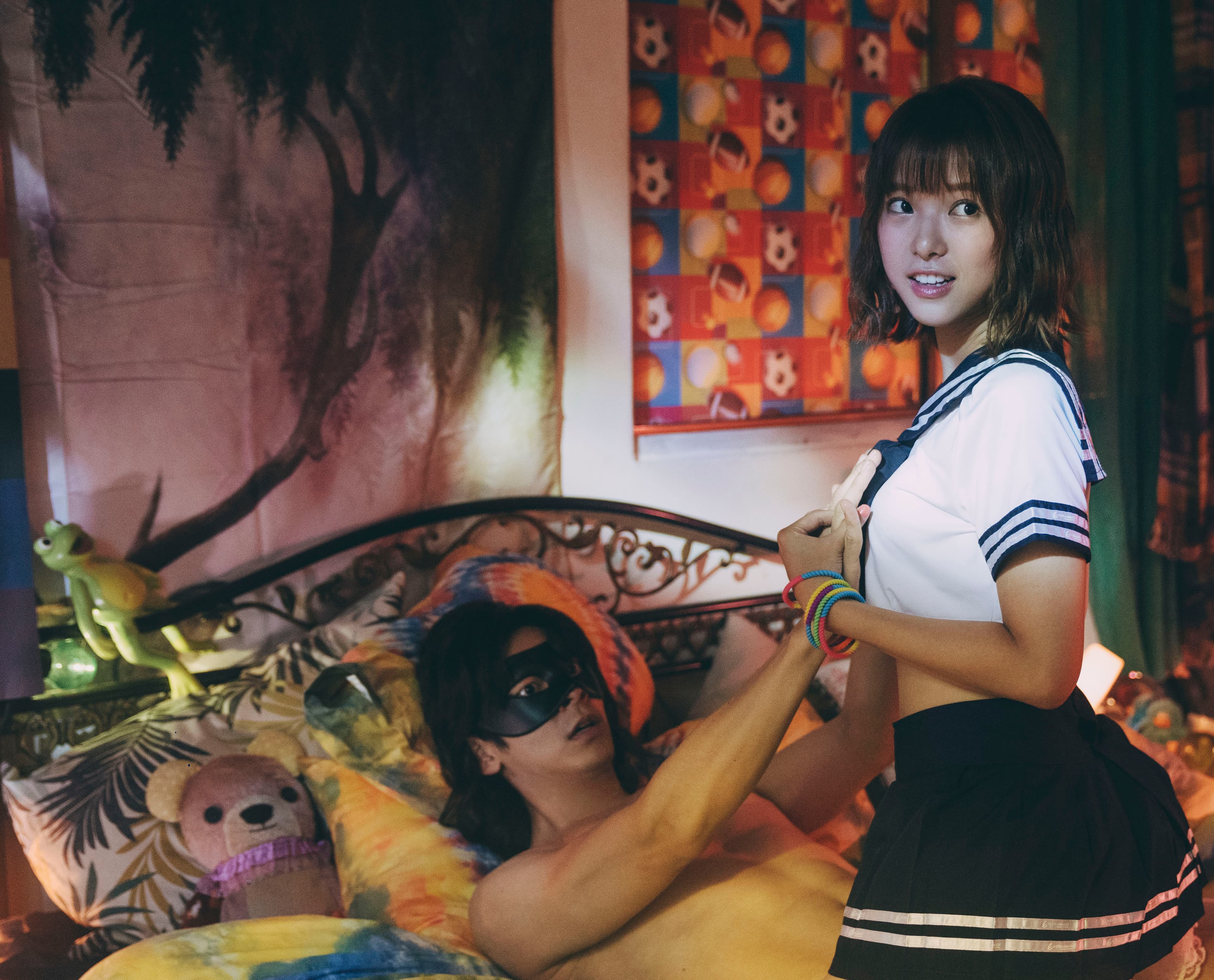 《媽,別鬧了!》小查(林柏宏飾演)劈腿大食妖姬(項婕如飾演)上演激情床戲。(Netflix提供)