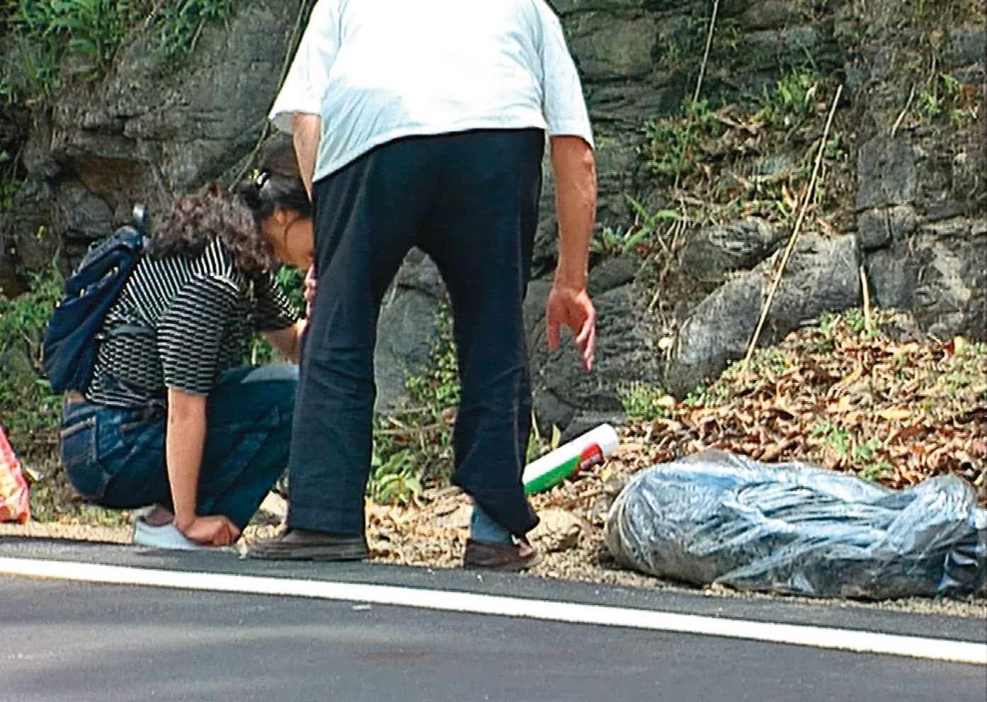 死者家屬(左)前往北宜公路認屍,確認後放聲大哭。(東森新聞提供)