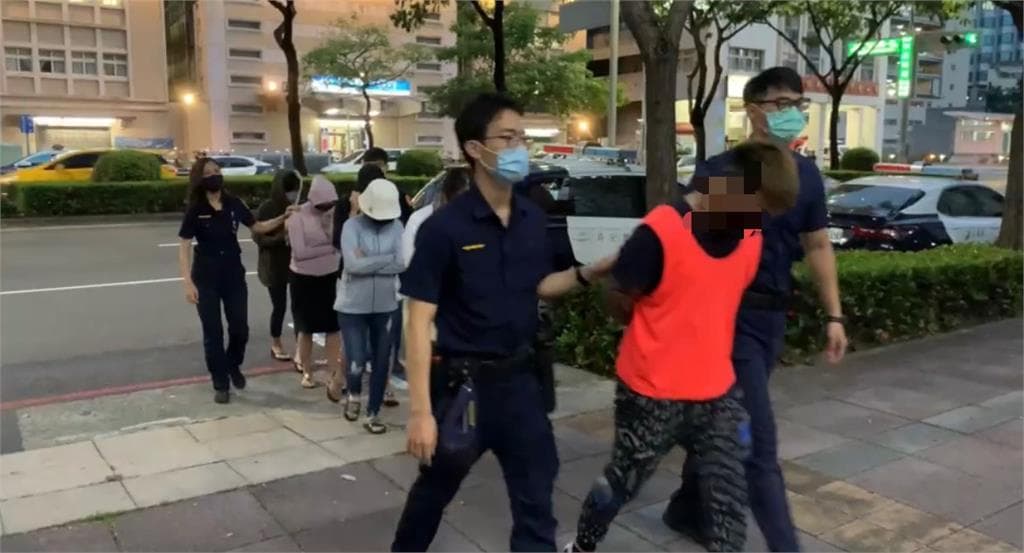 警方將業者、櫃台人員及店內小姐帶回警局偵訊。(翻攝畫面)