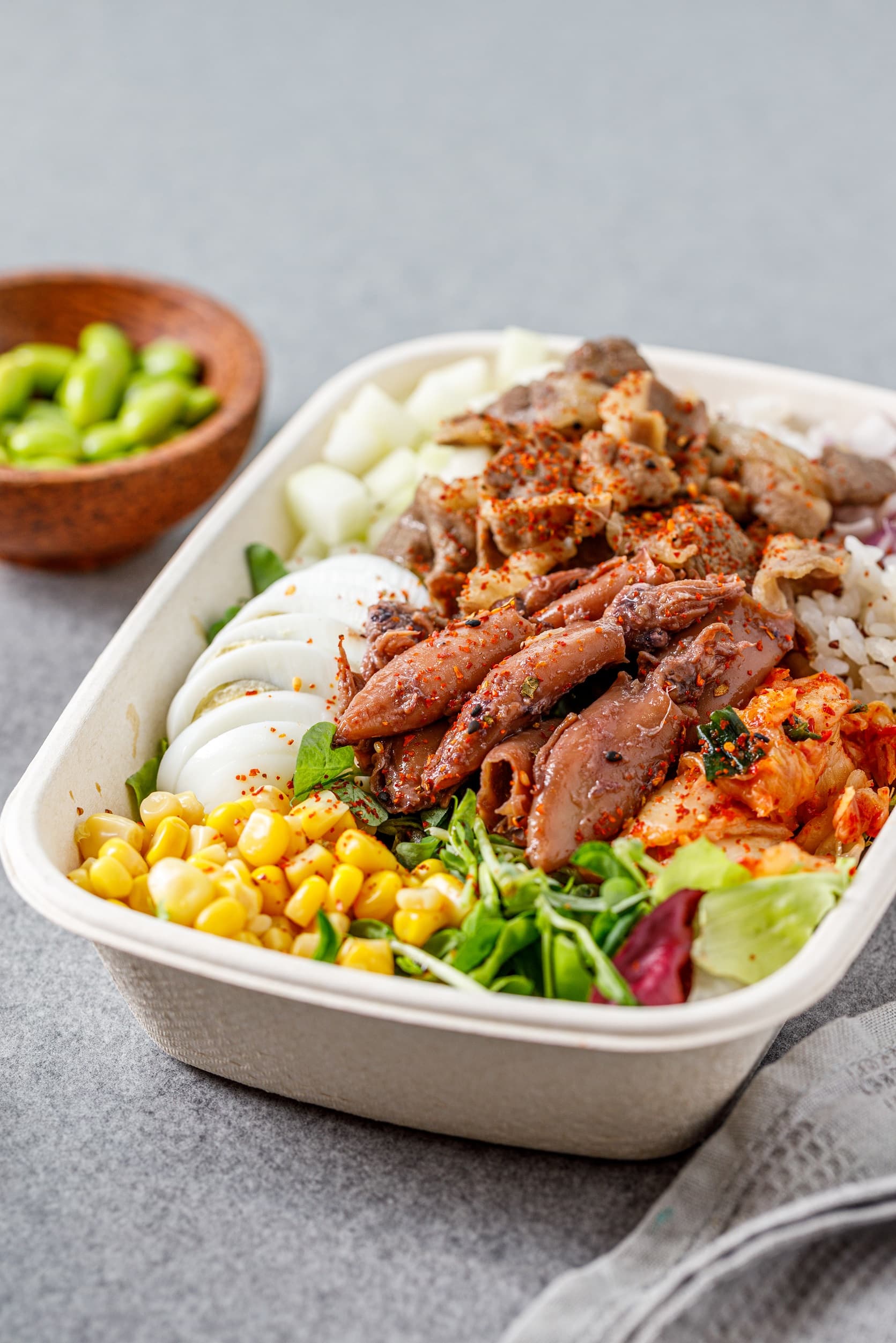 重口味和風小捲、牛五花海陸雙拼,搭配爽口藜麥飯與韓式泡菜以及主廚自製調醬。(365元/大份)