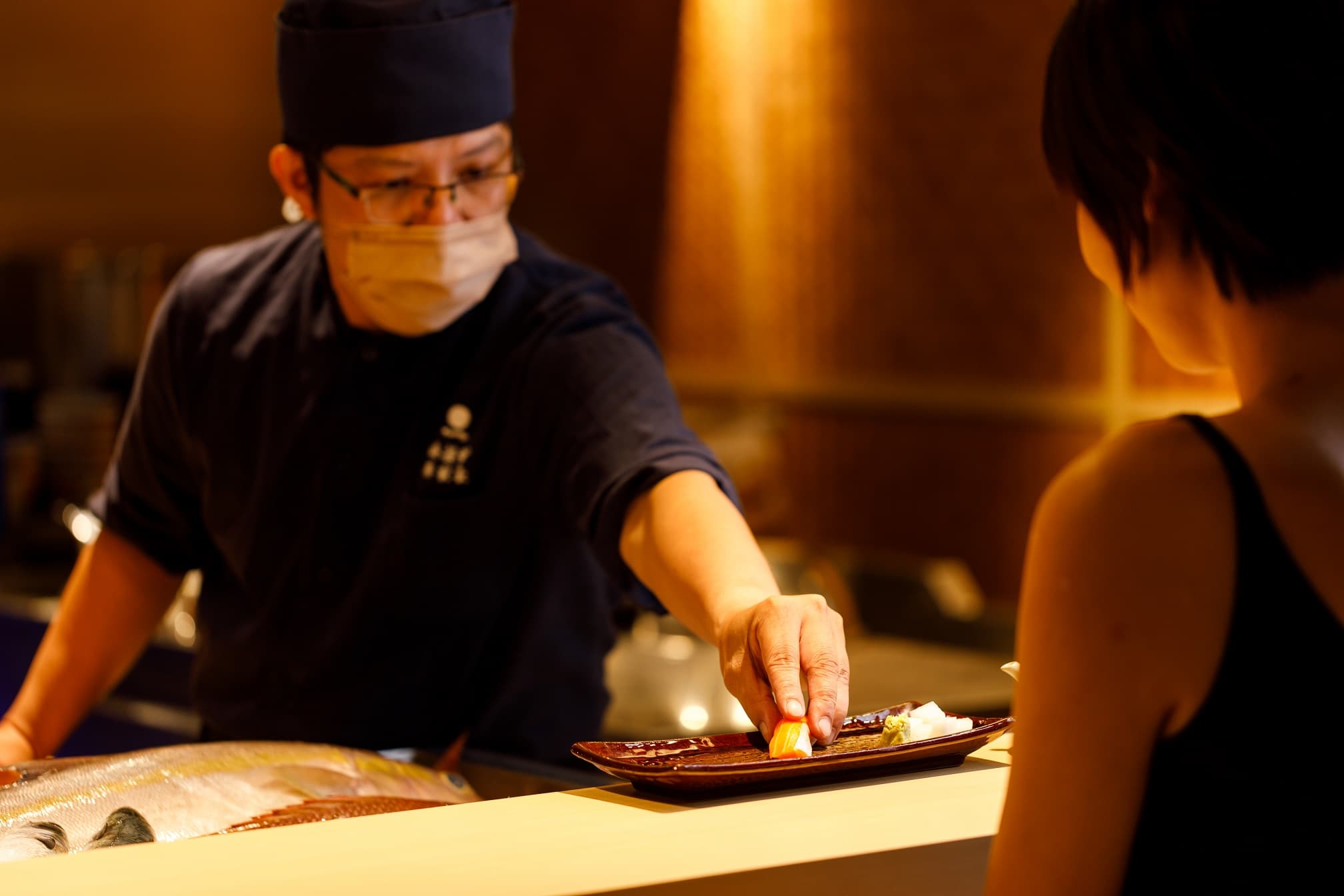 「瞞著爹」大直店多了可現點現切的生魚片服務,風格也轉為更有高級壽司吧的氛圍。