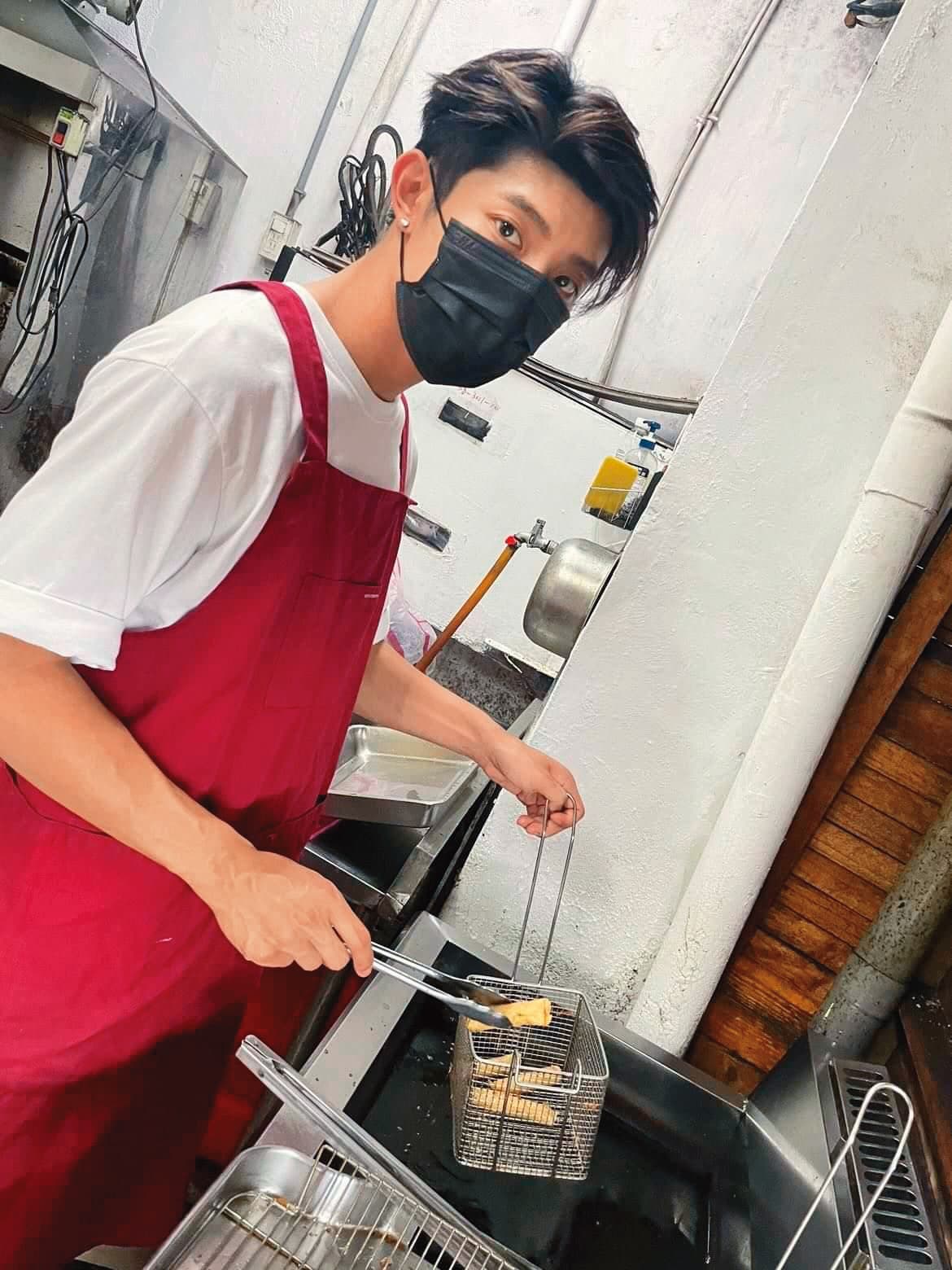 陳峻廷家裡便當店由媽媽和哥哥經營,他沒工作時也會到店裡幫忙。(讀者提供)