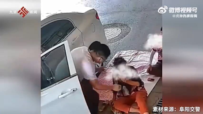 司機發現狀況不對,立刻下車察看。(翻自微博)