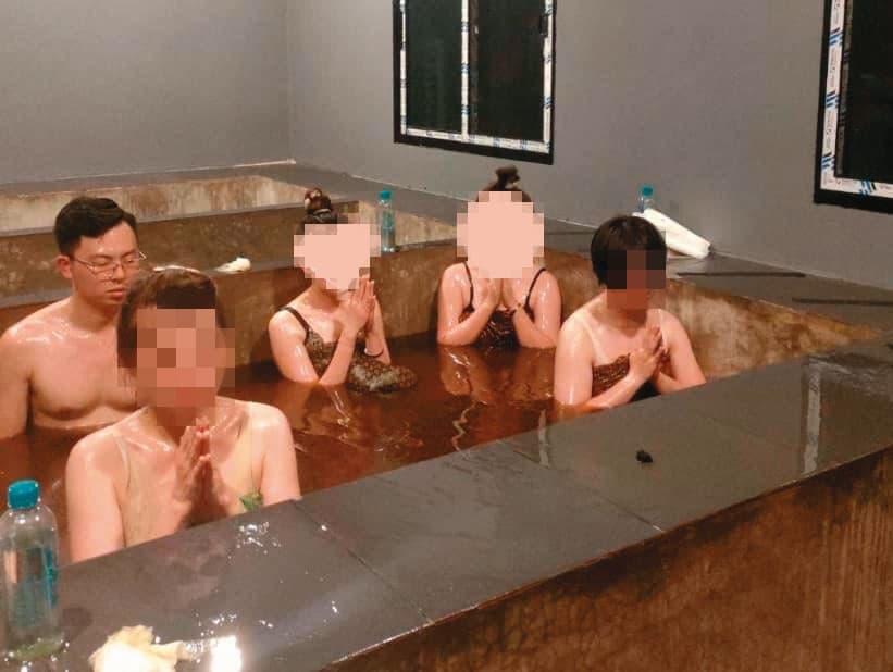 王證凱(後左)今年6月帶法術班學員赴泰國修習、同泡草藥浴。(翻攝蓮花廟臉書)