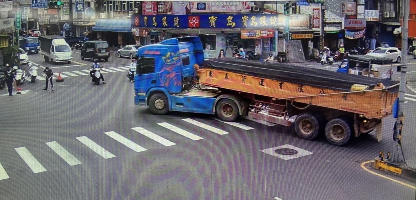黃姓貨運司機車上玻璃掉落,警方趕赴現場處理。(翻攝畫面)