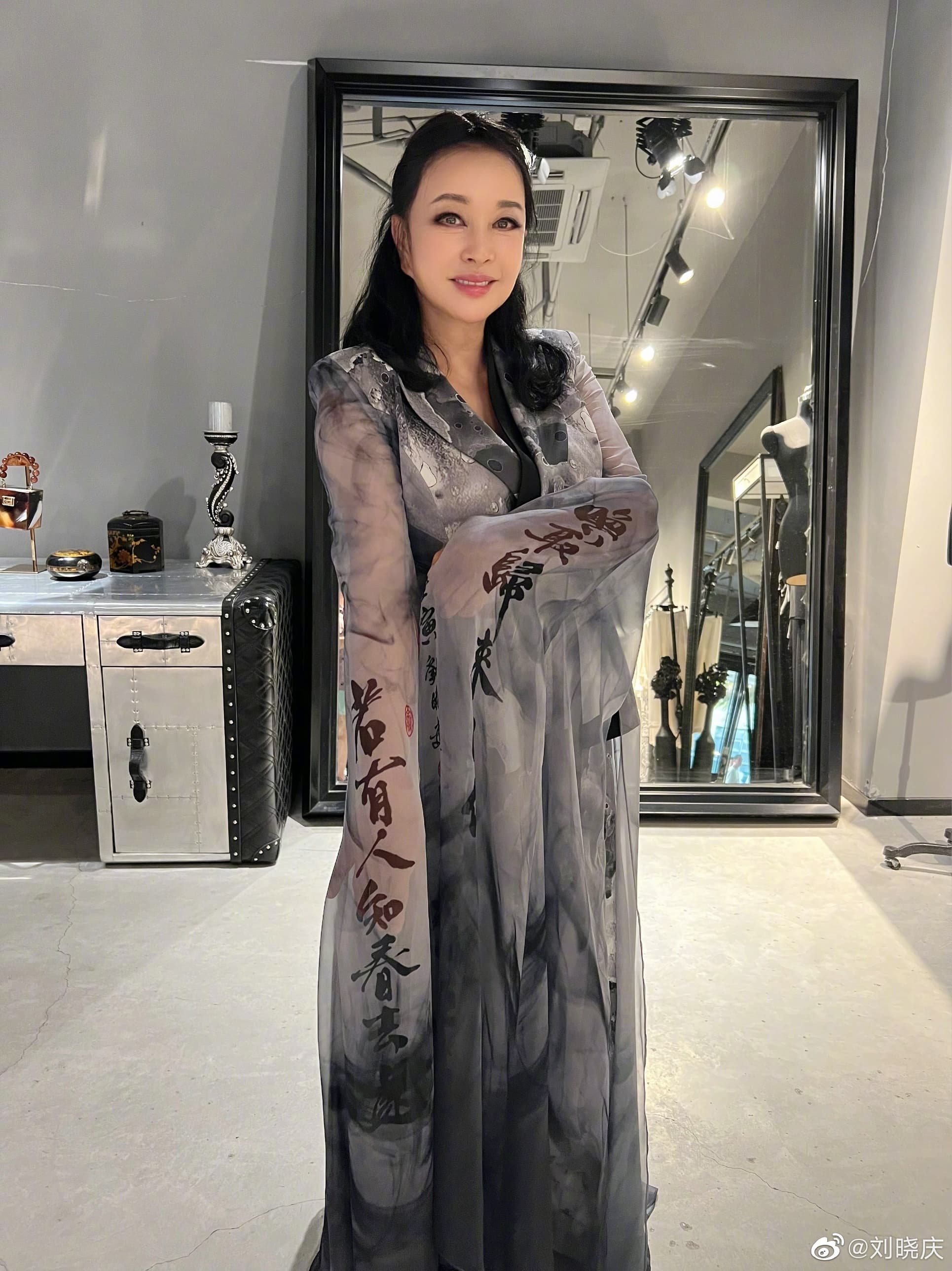 劉曉慶歷經三次失敗婚姻,2013年「梅開四度」與美國華僑結婚。(翻攝自劉曉慶微博)