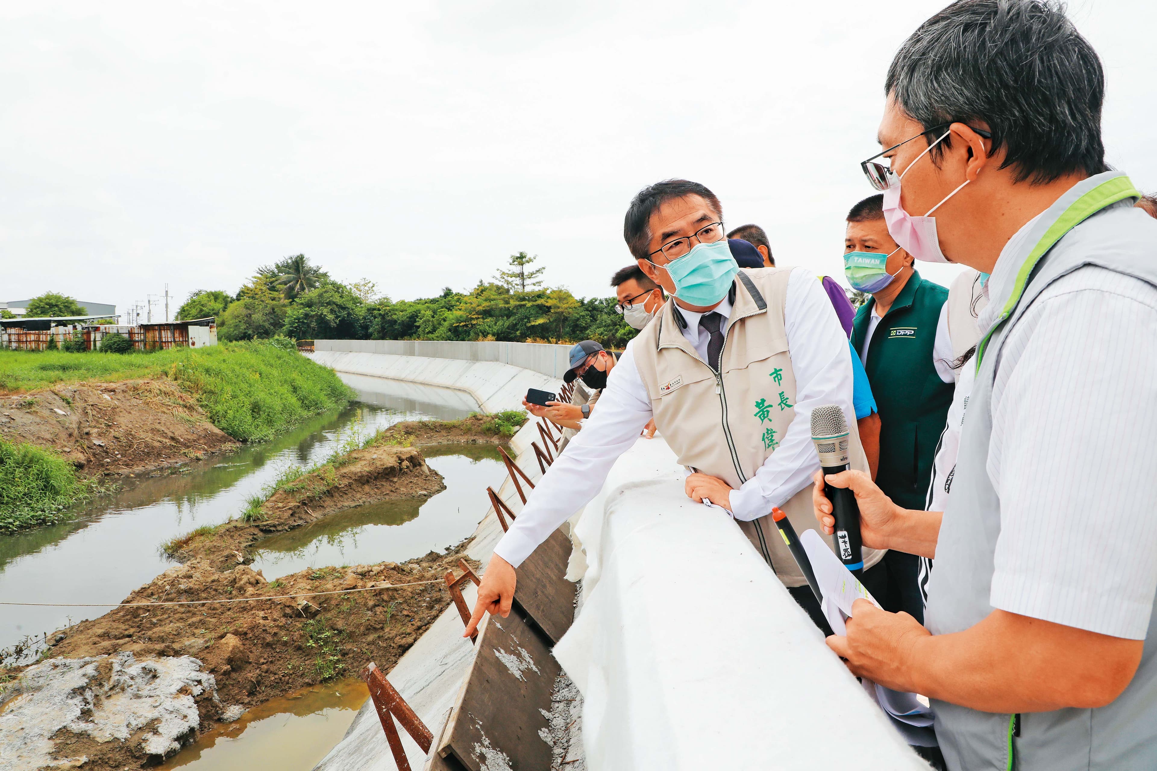 水患曾是台南市民的惡夢,黃偉哲上任後多次會勘,全力治水。(台南市政府提供)