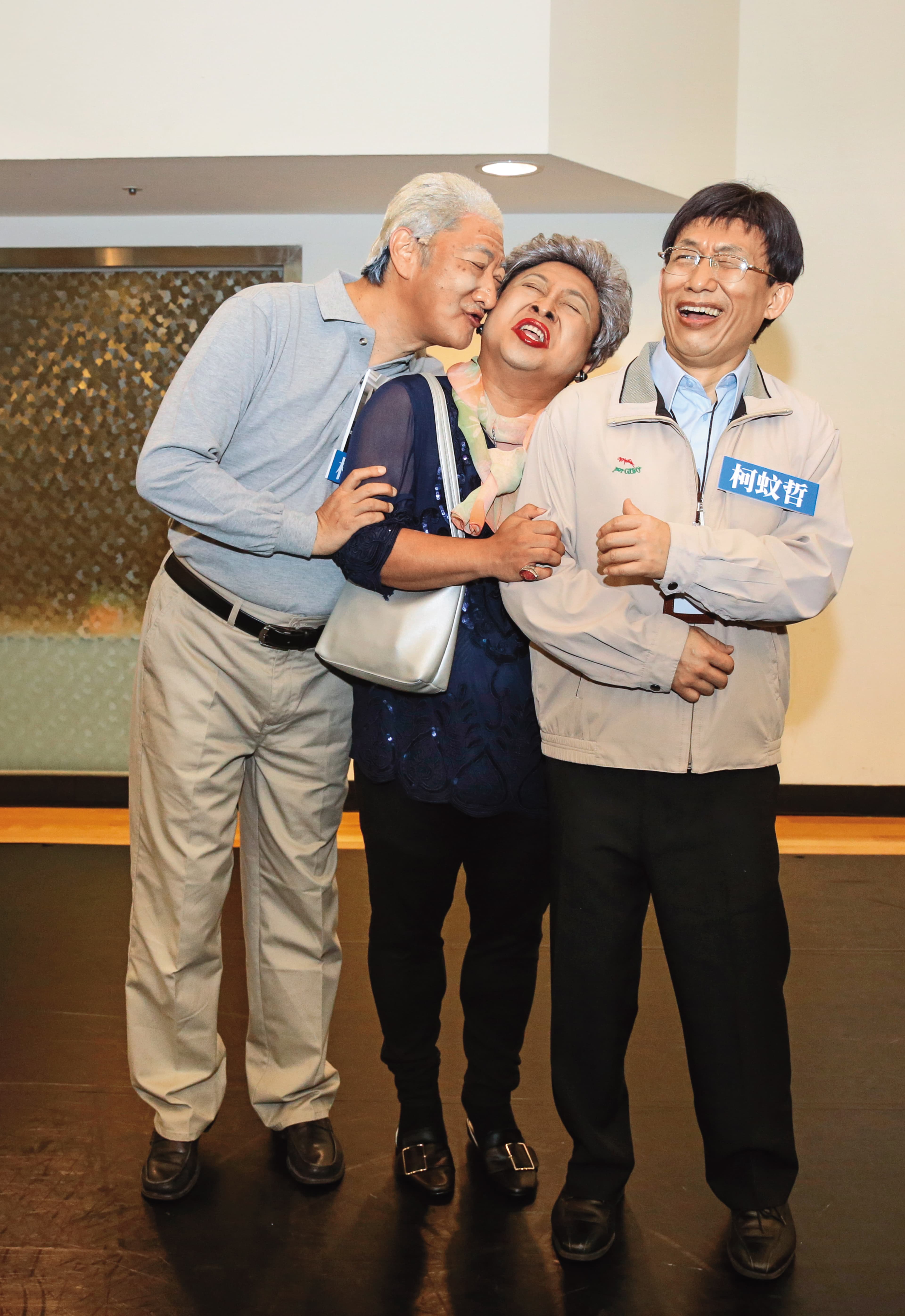 九孔(左起)前幾年返台參與舞台劇《悶鍋出任務》演出,與納豆、郭子乾合影。
