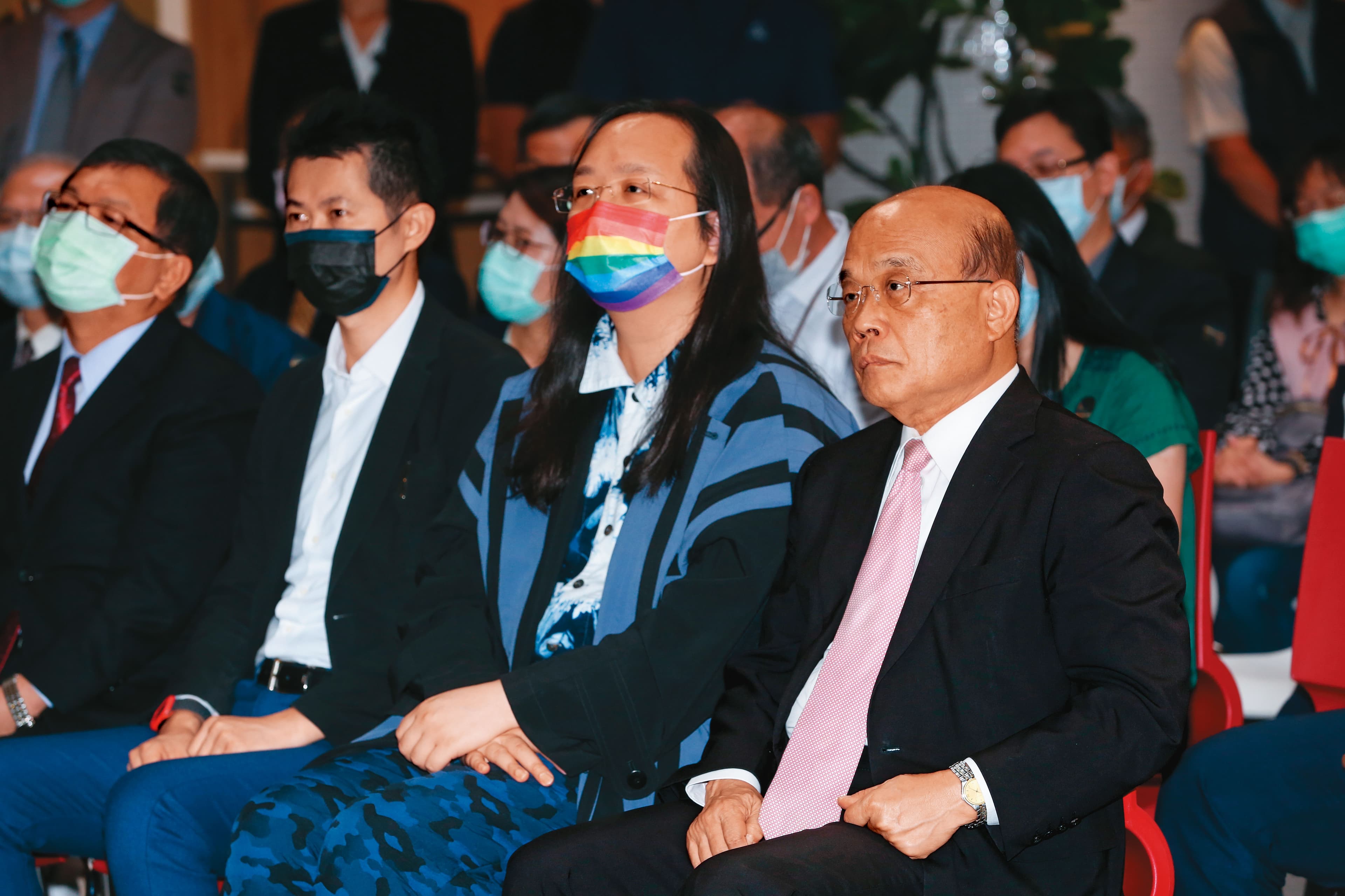 行政院長蘇貞昌(右)下令各部會提升核心資料庫與關鍵基礎設施的系統防護力,以確保國家安全,強硬展現對抗中共網軍決心。左為唐鳳。