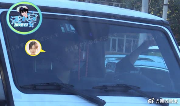 馬思純被拍到開車窗丟垃圾,被對岸網友怒批「素質差」。(翻攝自微博)
