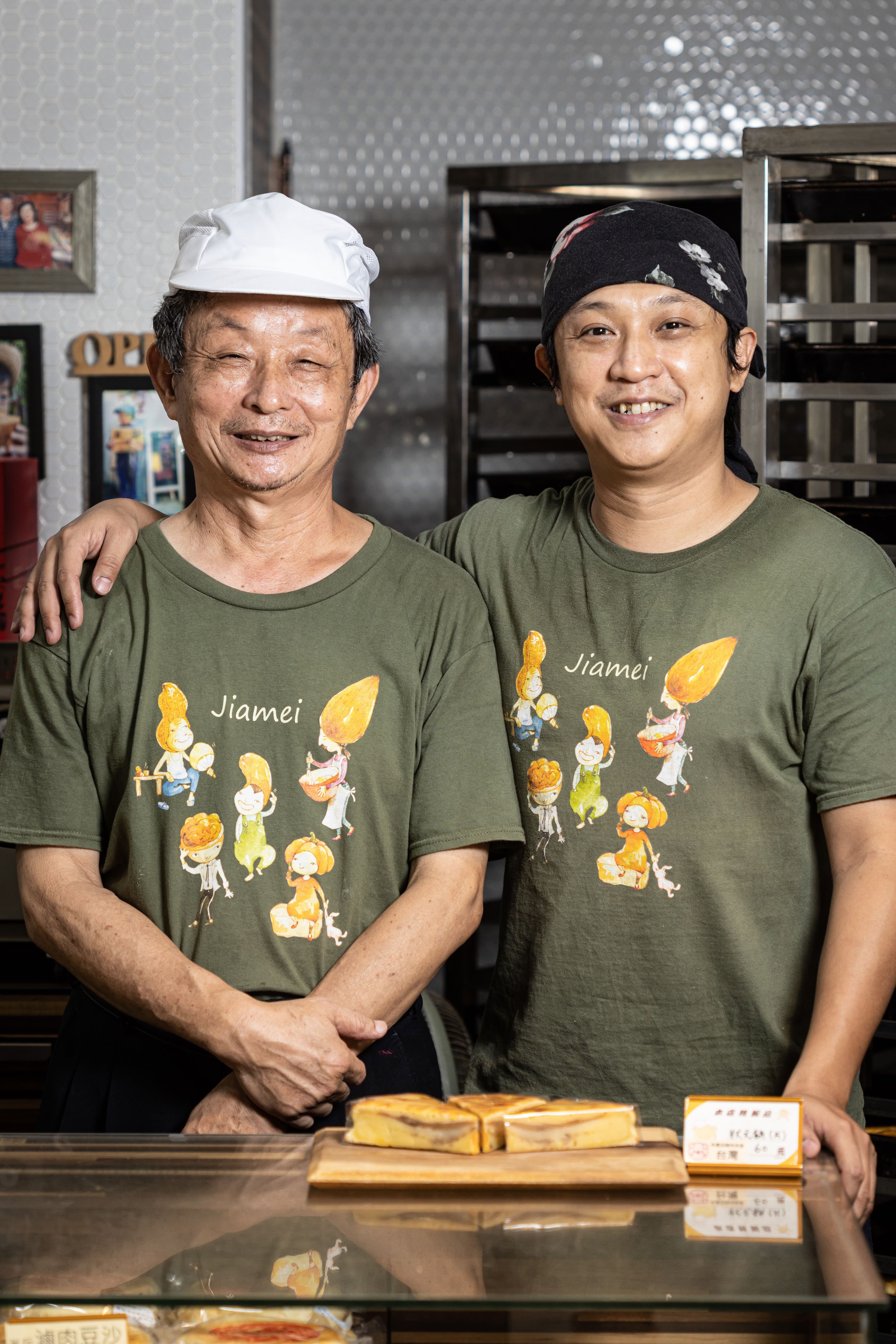 老闆廖顯順(左)、兒子廖嘉育(右)身穿佳美T恤,是彼此的最強後盾。