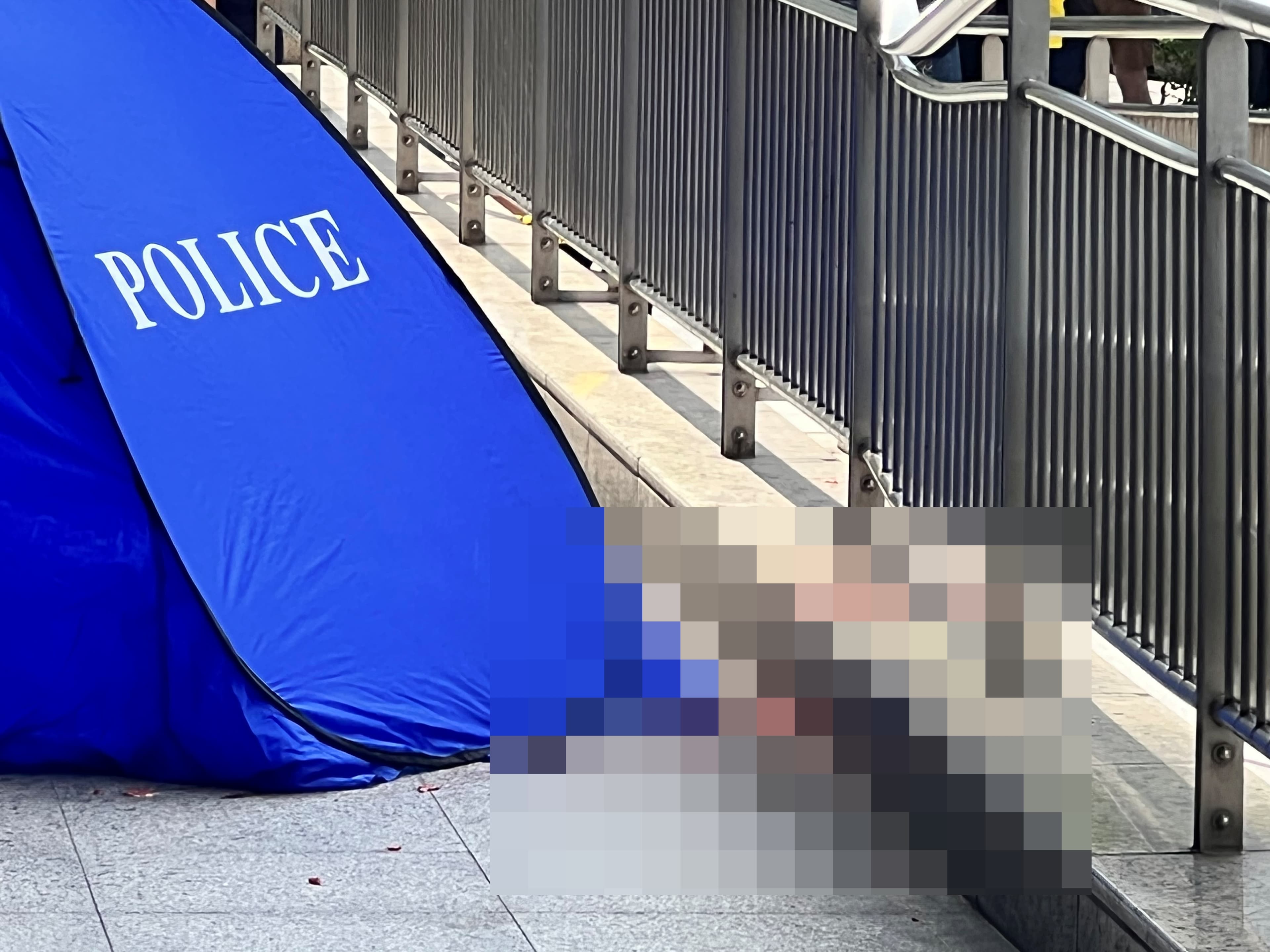 警方抵達現場封鎖,用帳篷將艾成大體暫放其中。