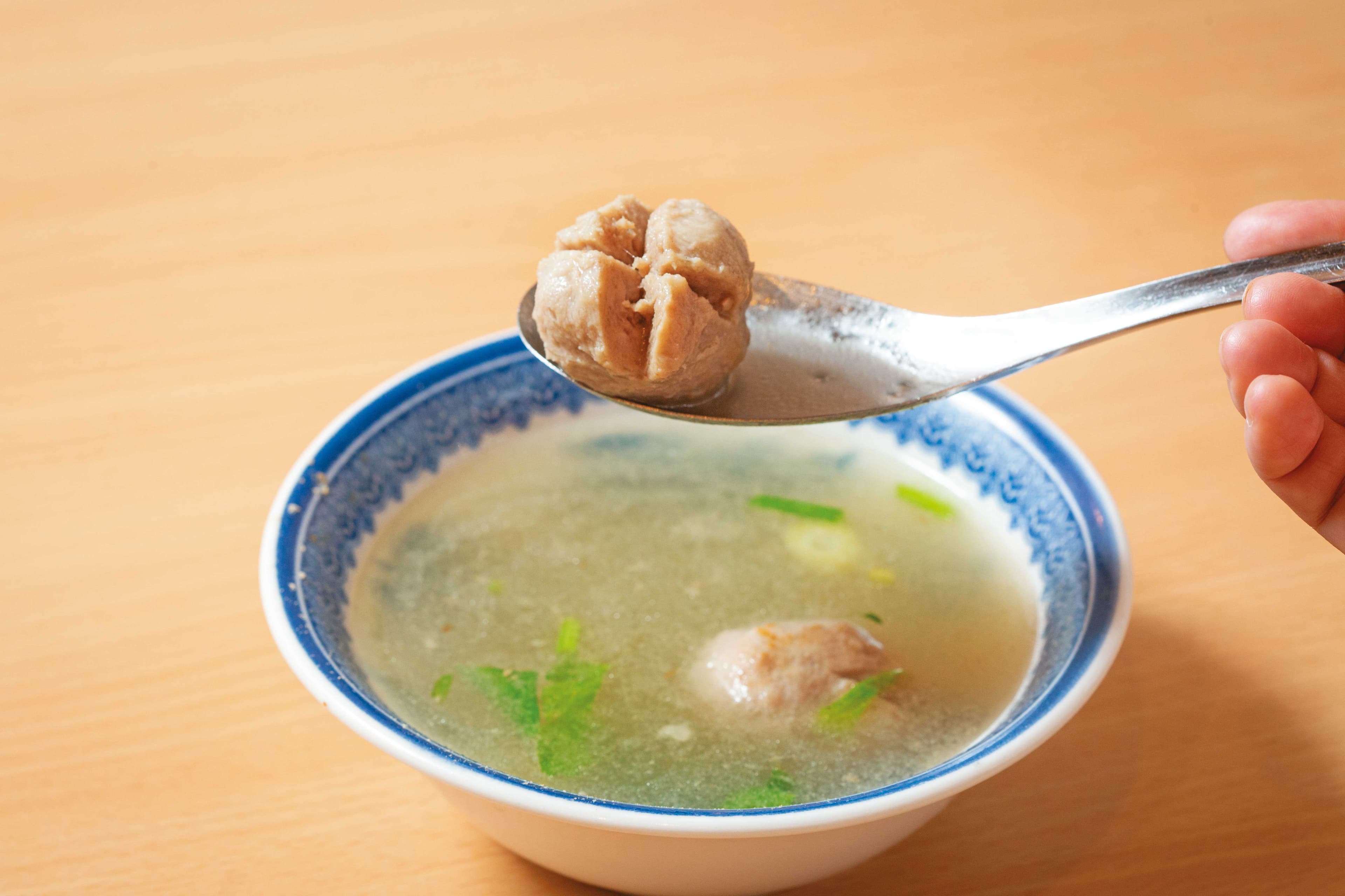 川業從創業以來就只賣自製的貢丸湯,肉感緊實。(30元/碗)