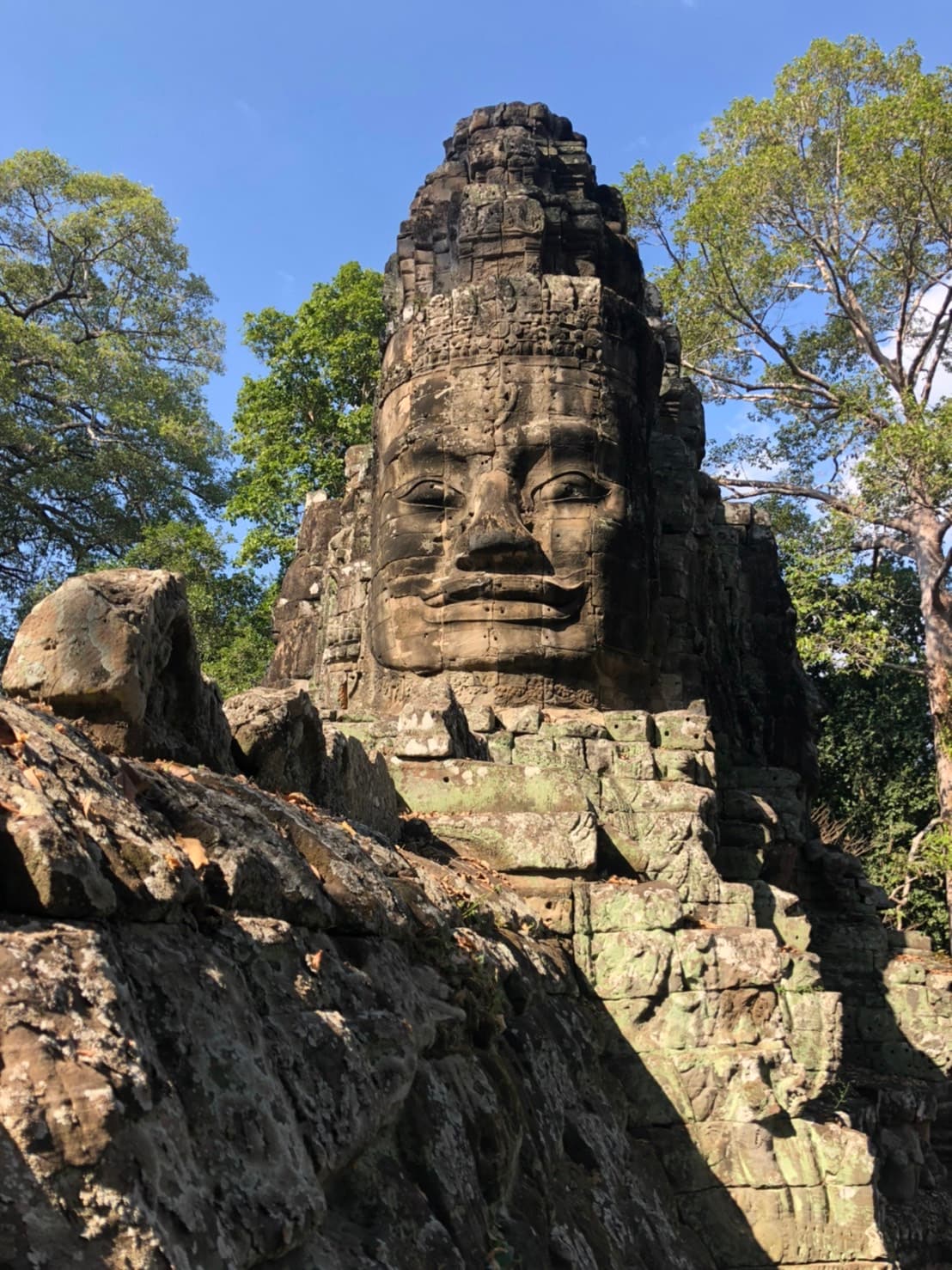 微笑高棉聞名全球,位在吳哥窟中的巴戎寺,該地到處都有四面微笑的佛像,不小心就會迷路在其中。