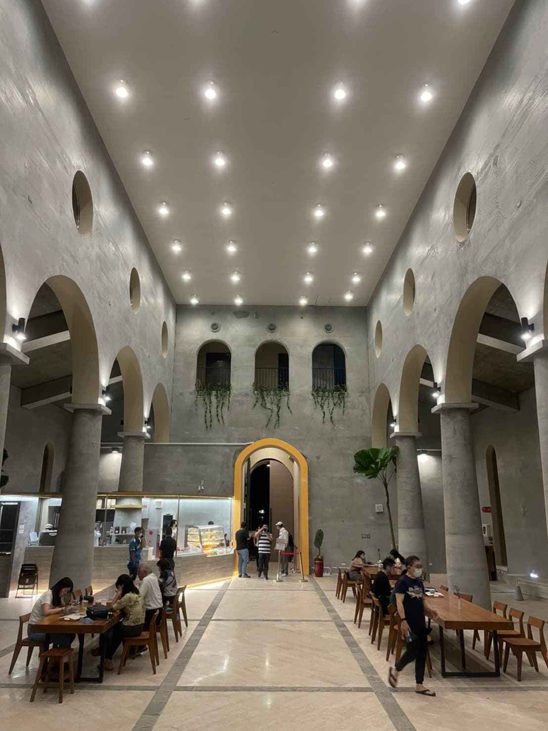 圓形的窗孔在白天會透進光線,日夜不同光景。(廖志峯提供)