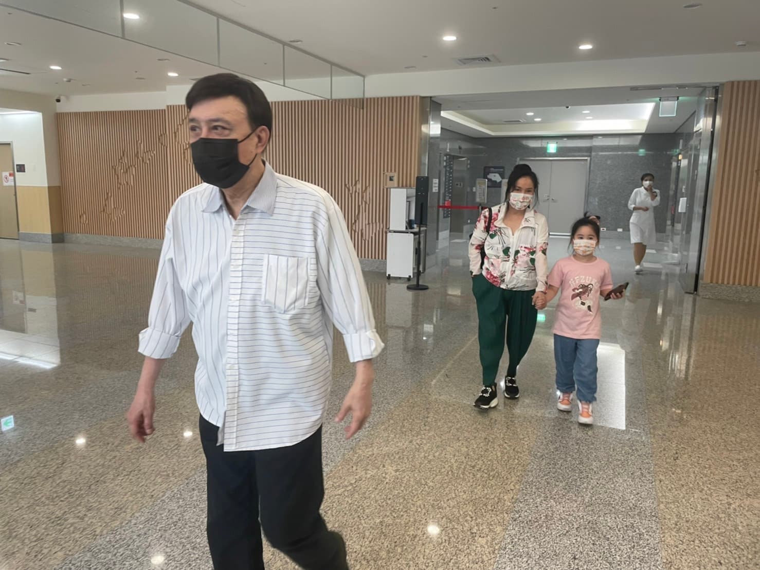 余天探視女兒余苑綺停留兩小時20分後離開醫院。(讀者提供)