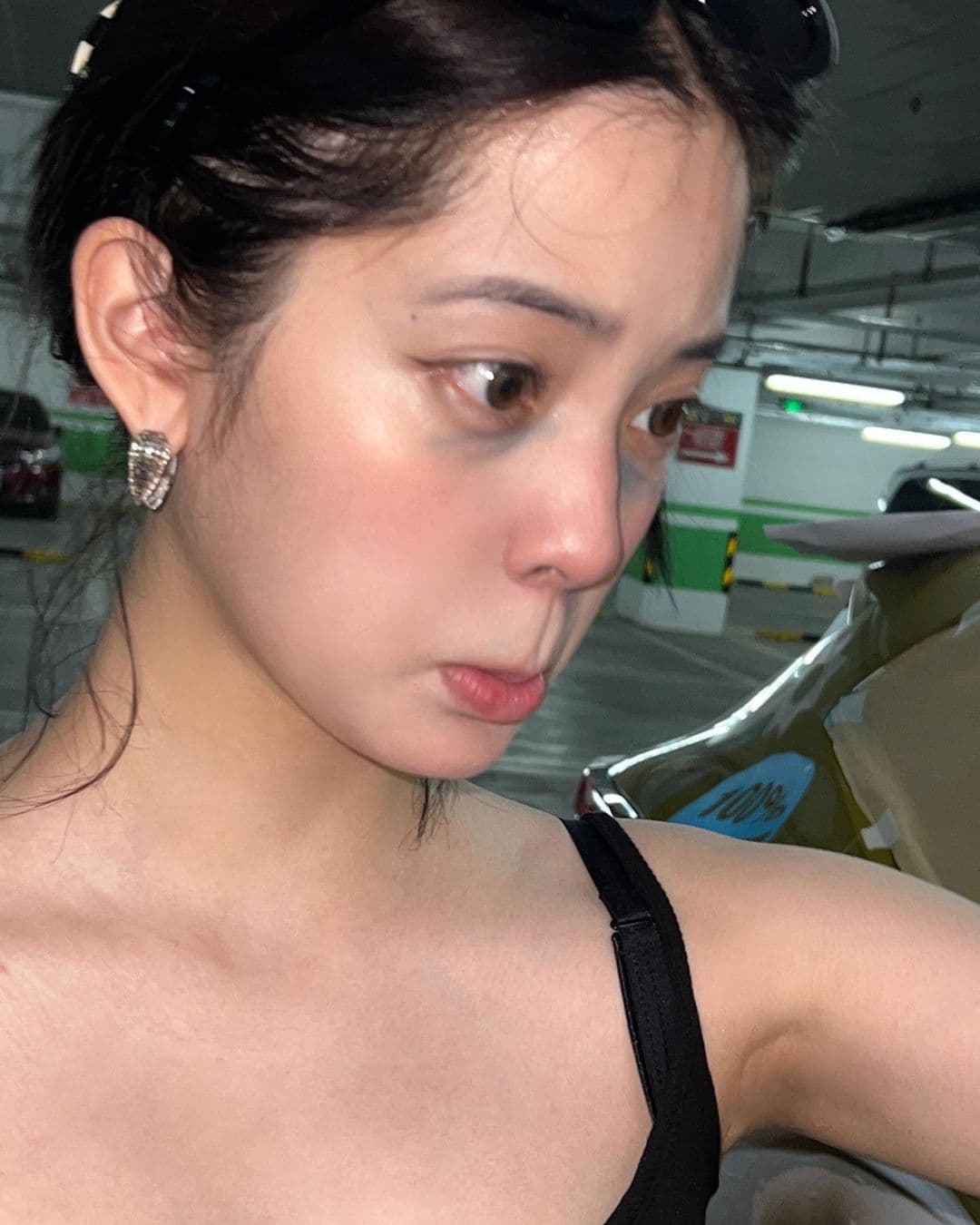 歐陽娜娜眼下一片烏青,一臉鬱卒。(翻攝自歐陽娜娜IG)