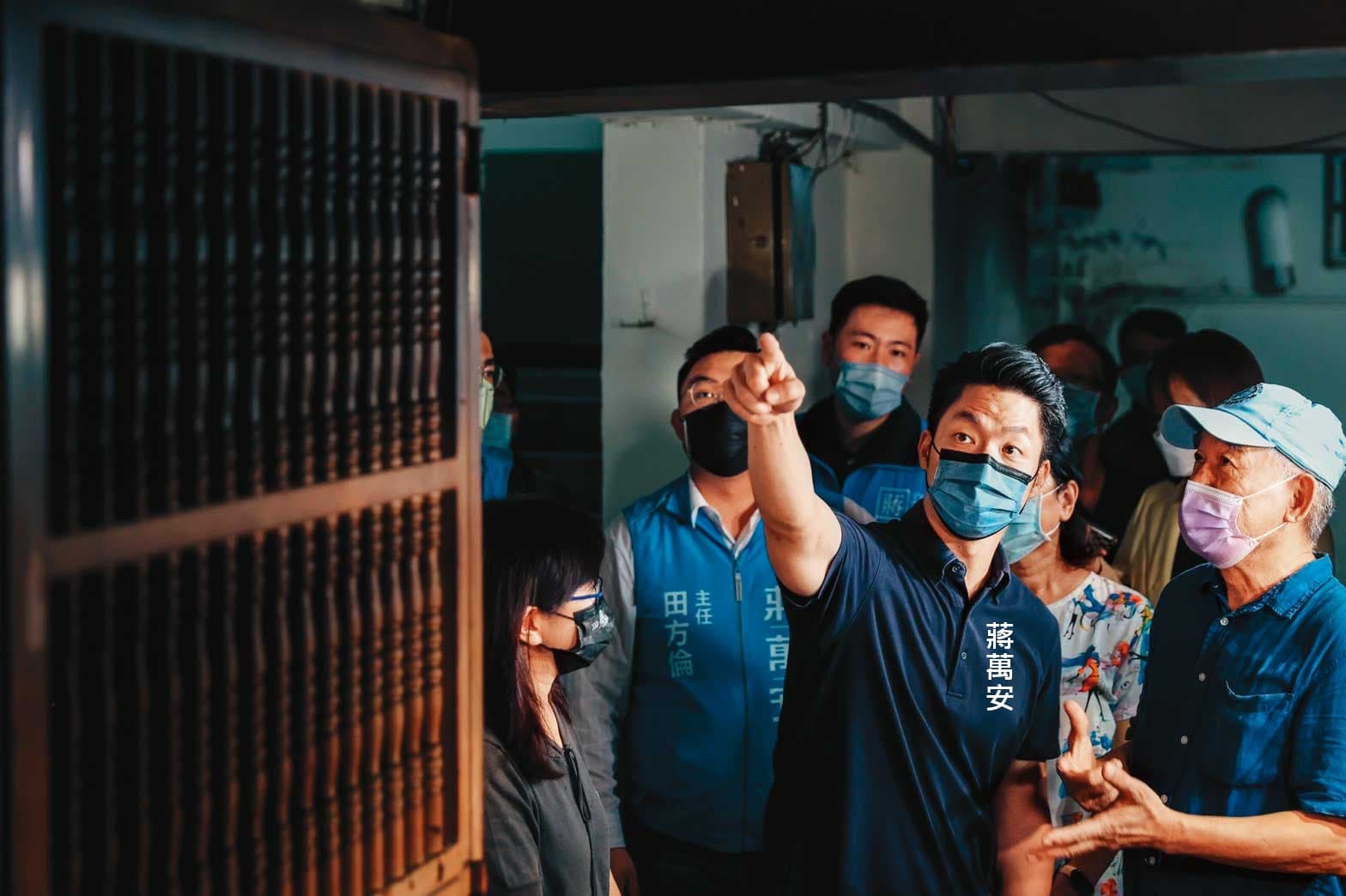 →避免票倉生鏽,蔣萬安回防黃珊珊拔樁,十六日前往信維大樓並拋出公辦都更三大政見。(蔣萬安競辦提供)