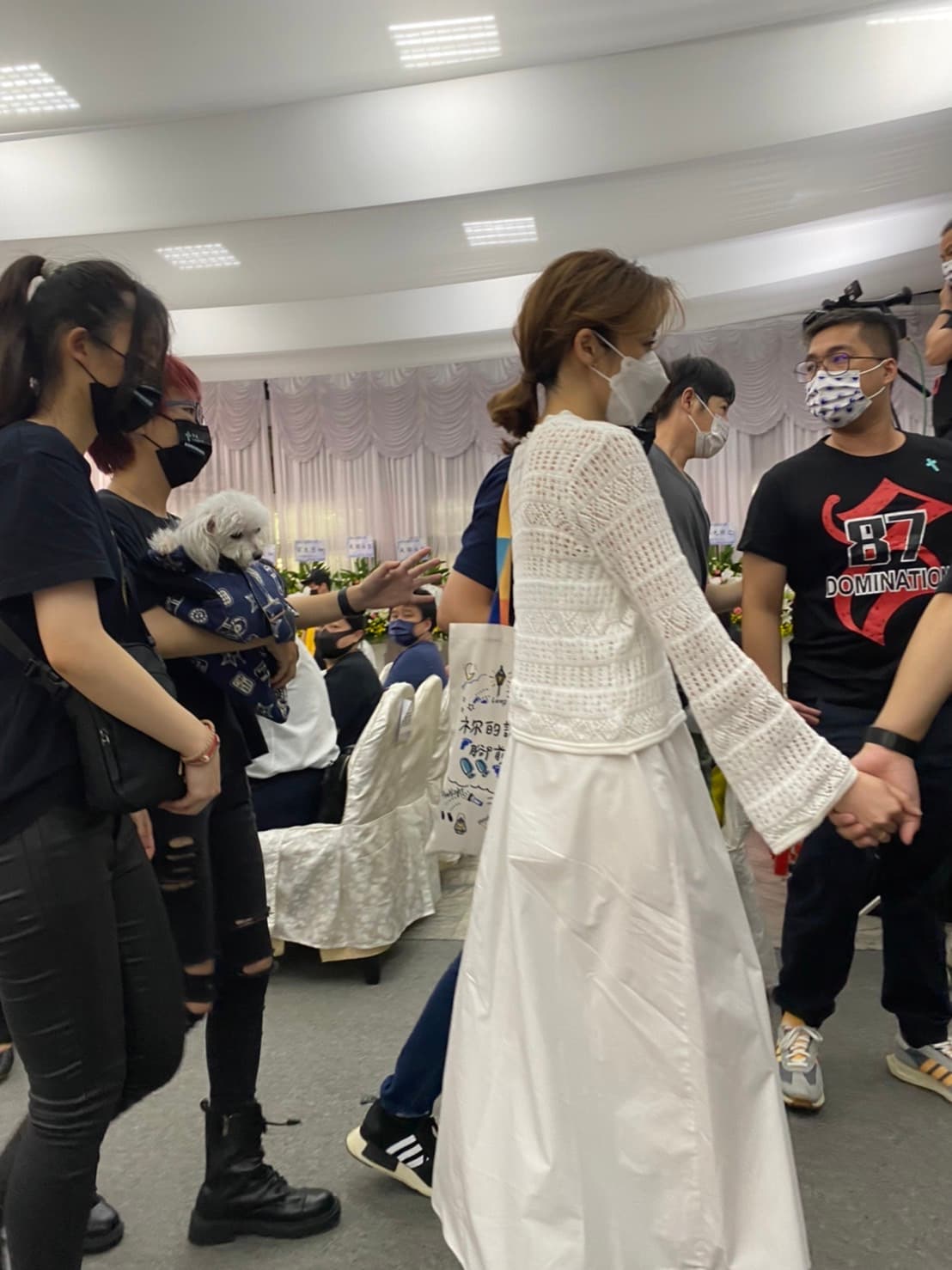 王瞳現身追思會場六神無主由親友陪同。