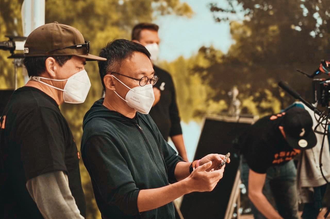 台灣的風度影業邀請導演何蔚庭(左二)赴好萊塢,與當地LED虛擬製作團隊拍攝短片《記憶有限公司》。(風度影業提供)