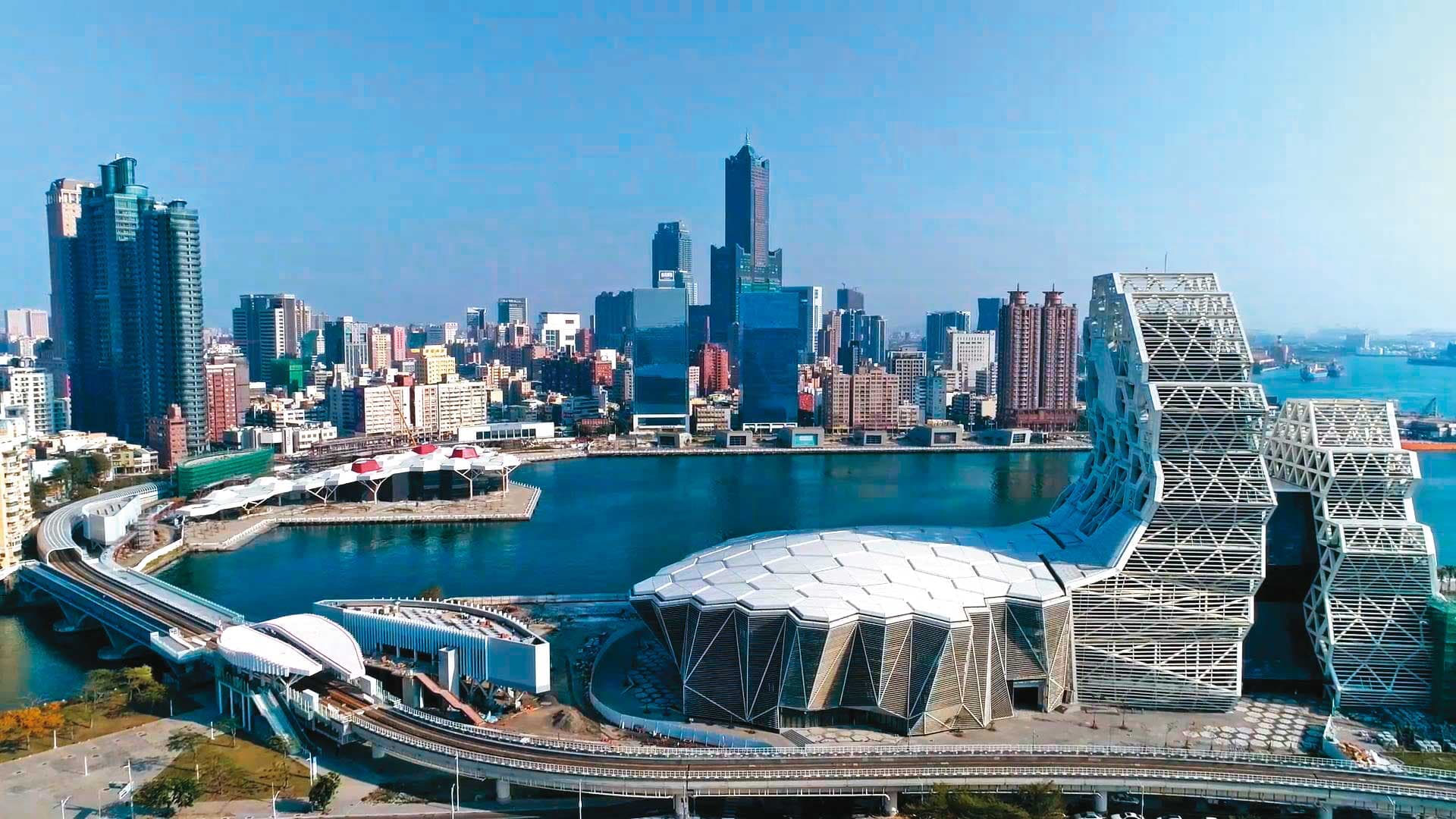 隨著科技業南移效應發酵,鄭欽天持續看好中南部房市。圖為高雄灣區。