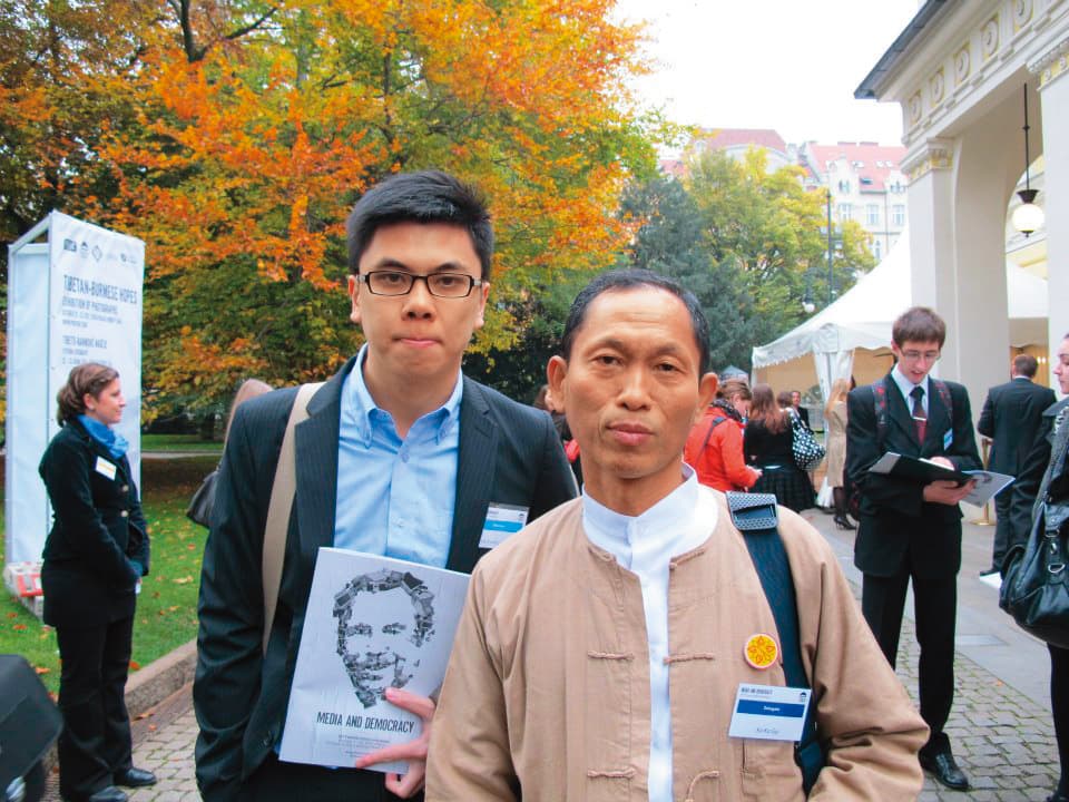 2012年徐裕軒(左)於捷克人權組織People in Need實習,出席Forum 2000會議,右為緬甸民運領袖Ko Ko Gyi。(徐裕軒提供)