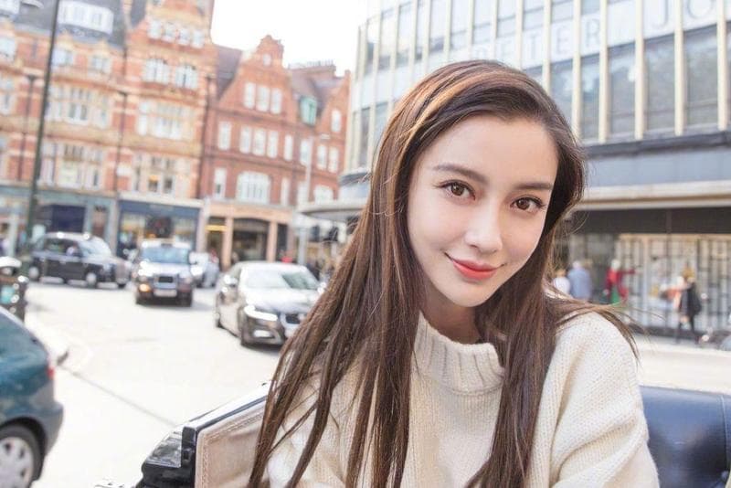 Angelababy在海南島被拍到亂丟菸蒂。(翻攝自Angelababy微博)