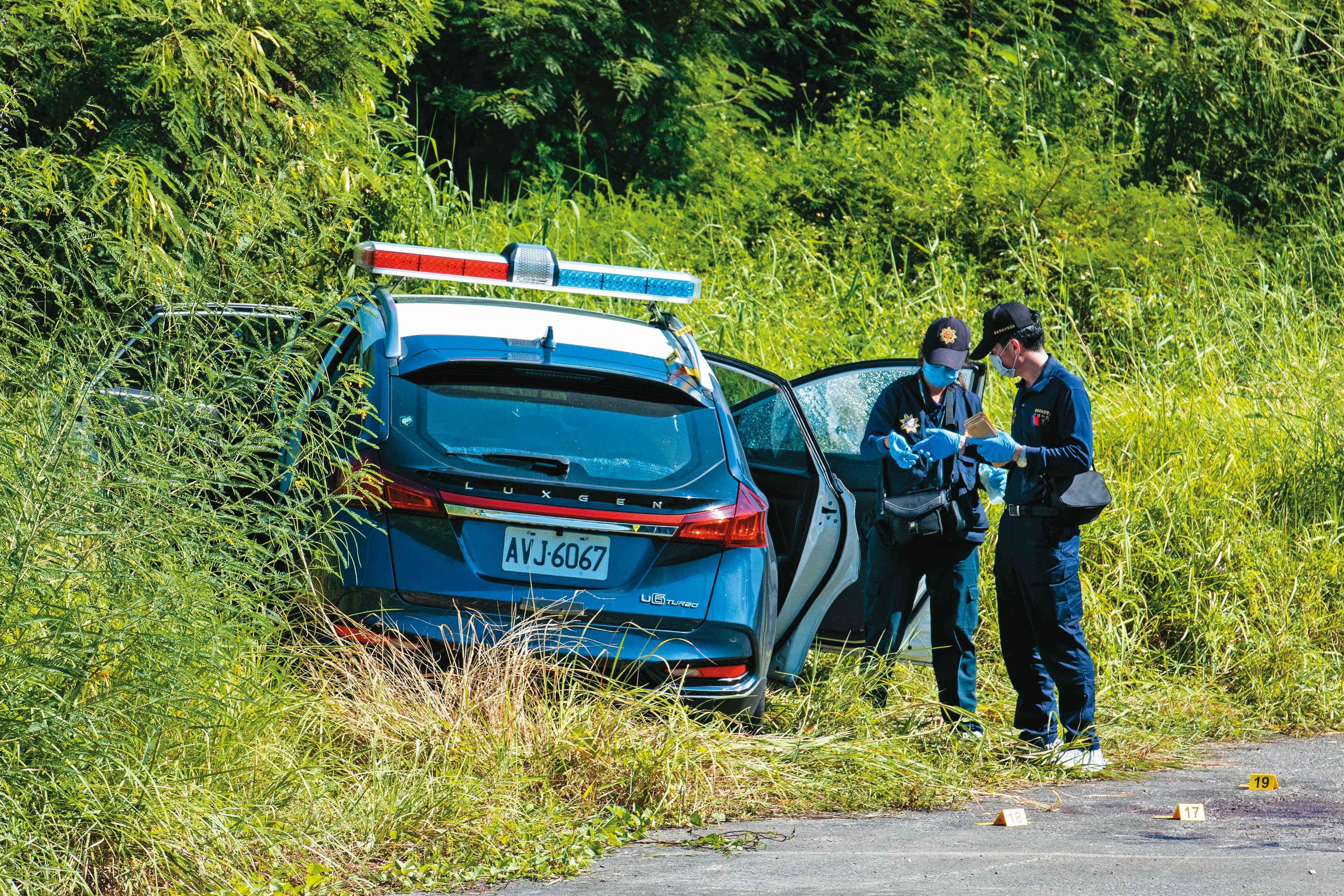 歹徒林信吾持警槍對警車開槍,導致警車失控、衝進草叢。