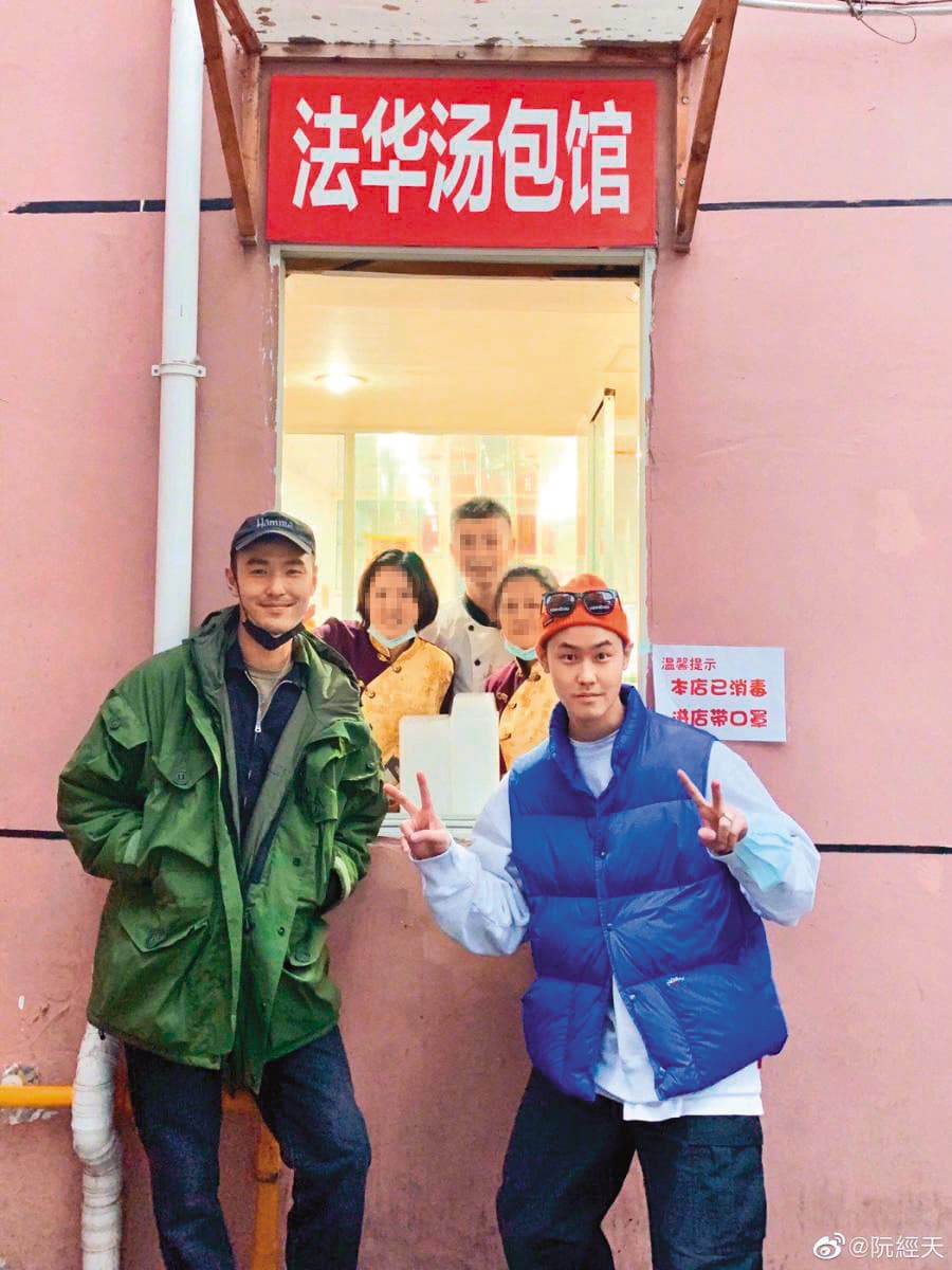 阮經天與小12歲弟弟阮經民感情超好。(翻攝阮經天微博)