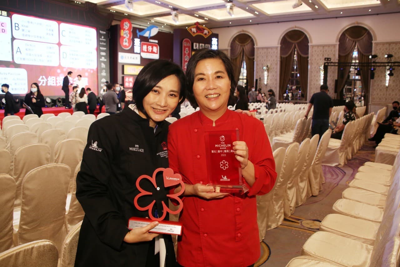 余佩凌(左)與鹽之華主廚黎俞君(右)默契絕佳。