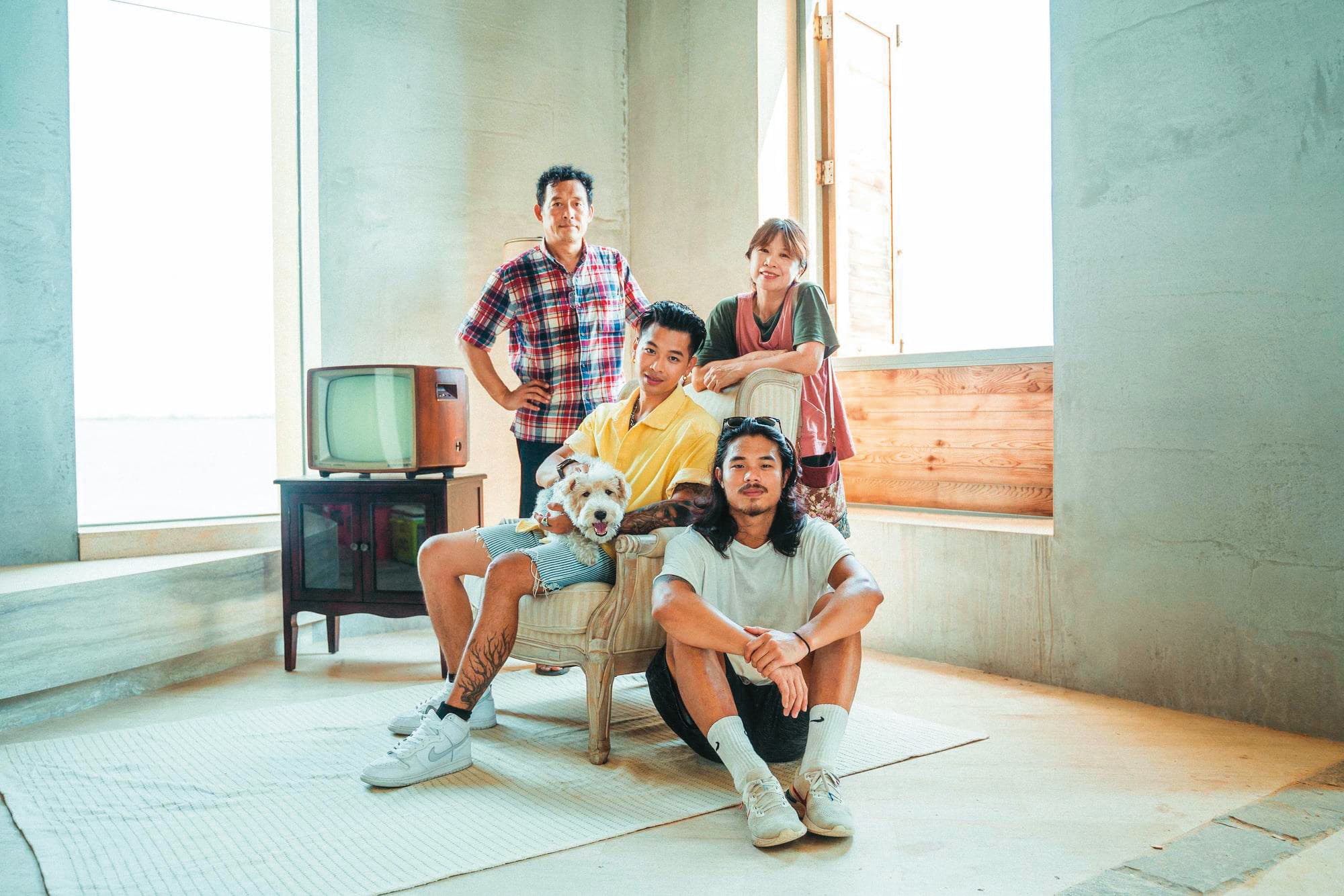 高爾宣(左二)新歌〈Somebody Else〉 MV邀來哥哥、爸爸拍攝,唯一遺憾是媽媽(右後)沒入鏡。(龍大謝提供)