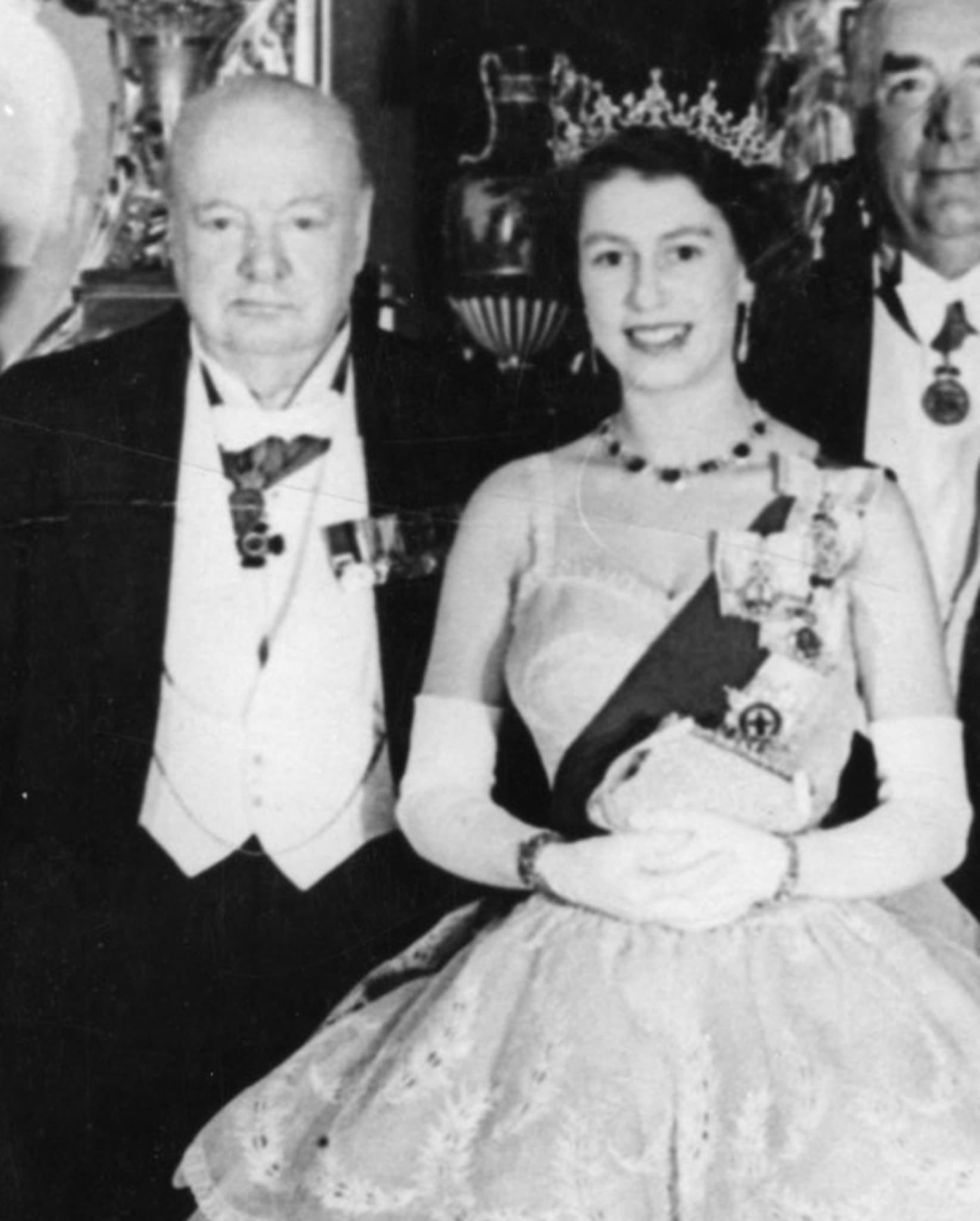 伊莉莎白二世任內的第一位英國首相是邱吉爾。(翻攝The Royal Family臉書)