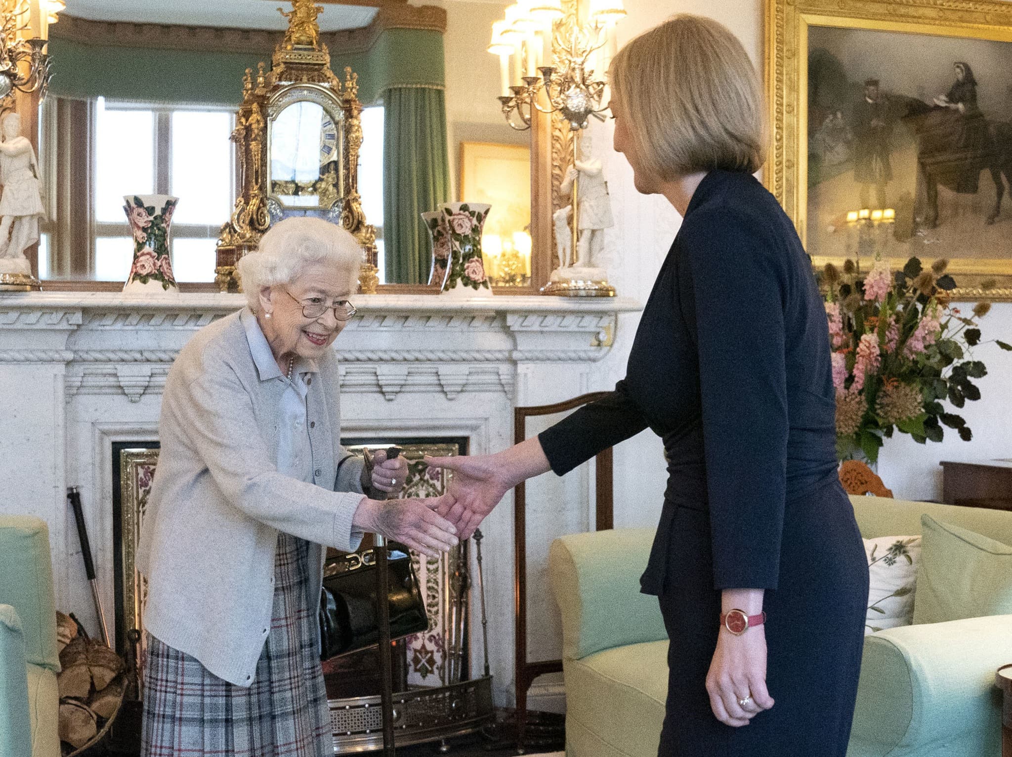英國女王6日才在巴爾莫勒爾任命新首相特拉斯。(翻攝The Royal Family臉書)