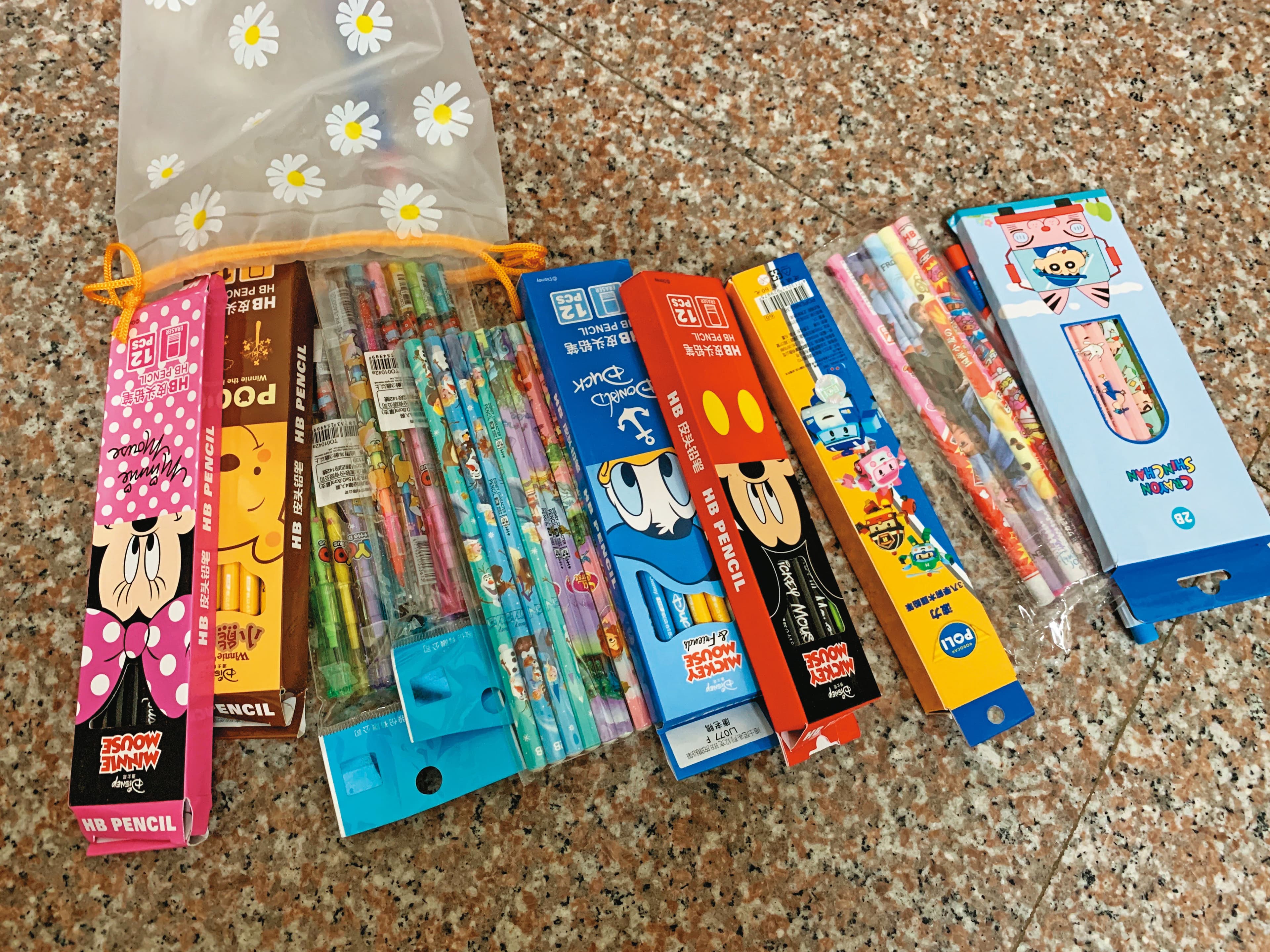陳老師的家屬說,她常自費買教具、繪本。圖為她留下的大批文具。(家屬提供)