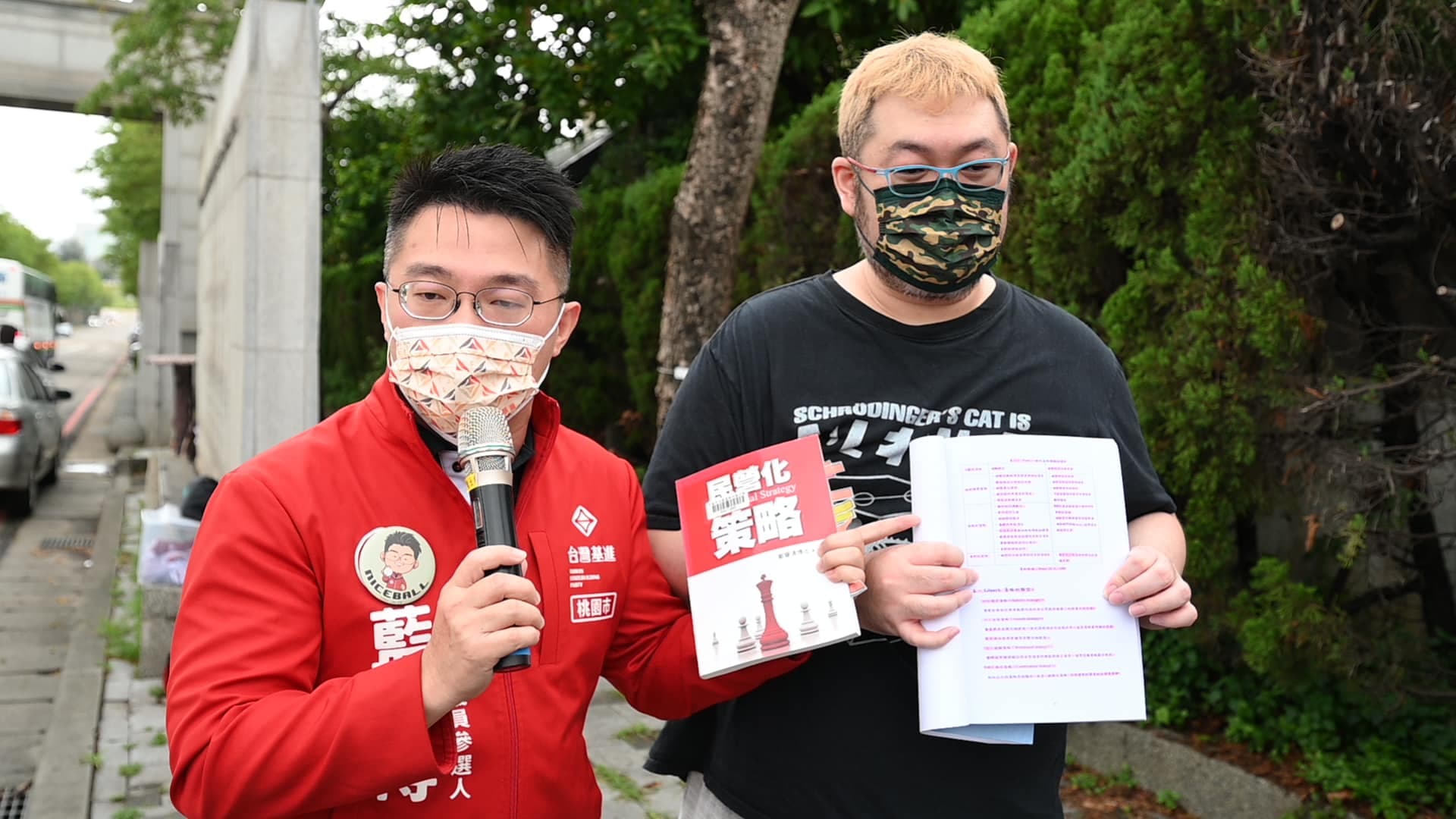 去年9月12日,藍士博(左)和四叉貓(右)在中央大學校門口揭露鄭寶清博論抄襲的證據。(藍士博提供)