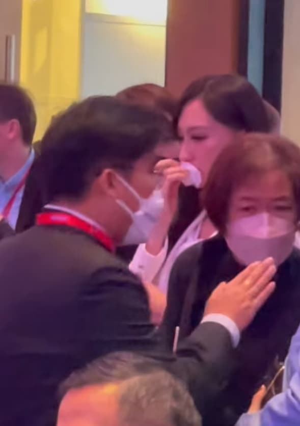 台灣佳麗高曼容出席2022世界創新與科技大會開幕式,卻因中國施壓無法上台揮舞國旗,難過流淚。(翻攝自余宛如臉書)