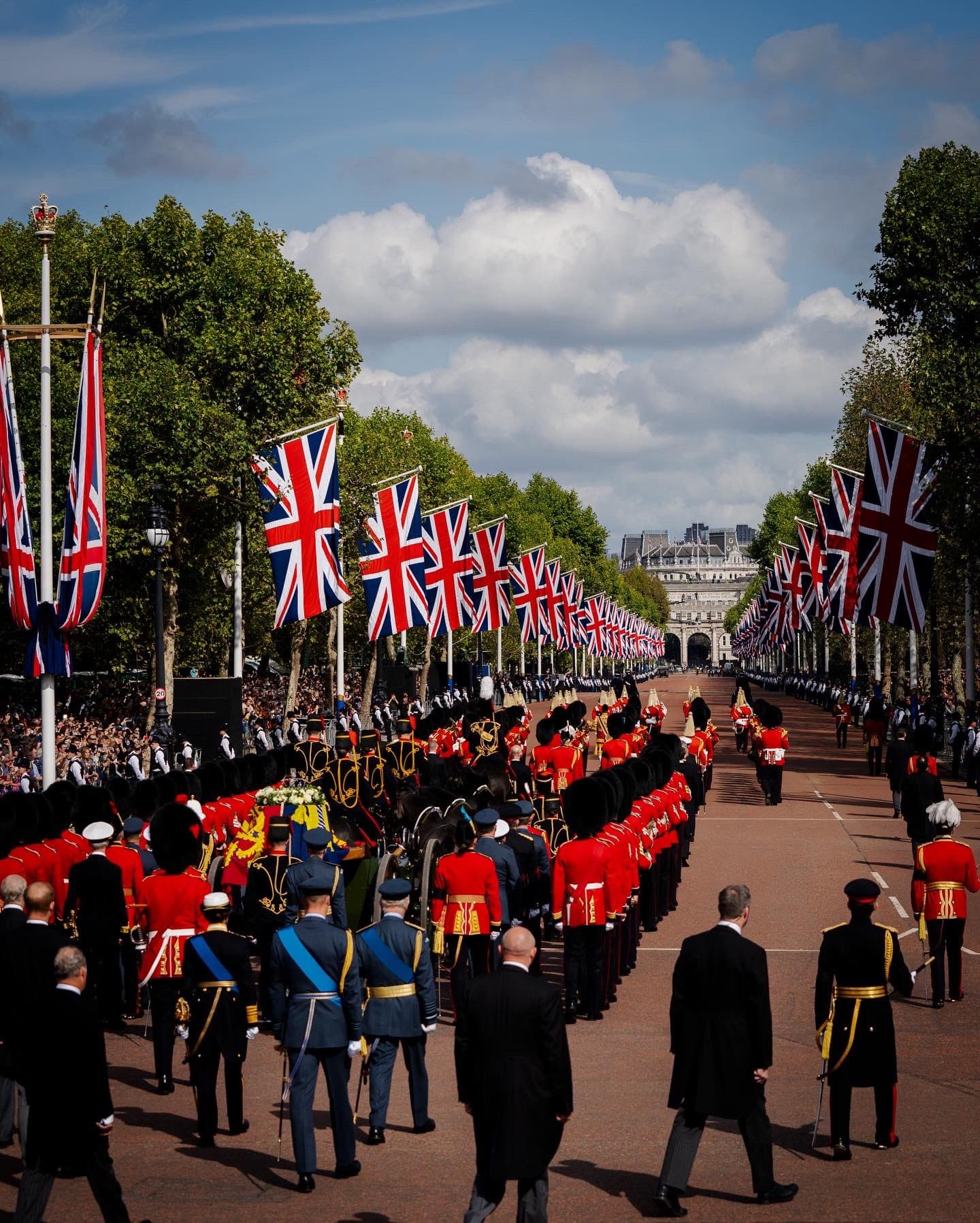 英國女王伊莉莎白二世(Queen Elizabeth II)靈柩從白金漢宮移靈至西敏寺。(翻攝自推特Royal Central)