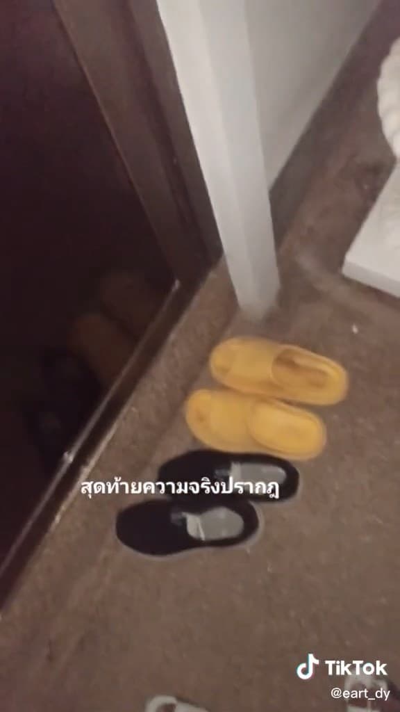 門前兩雙鞋,已經讓男子察覺不對勁。(翻自TikTok)