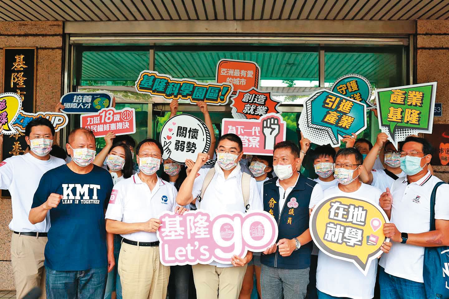 謝國樑(前中)希望當選後招募全民志工,更提出免費電動車補助政見,增加誘因。 (翻攝謝國樑臉書)