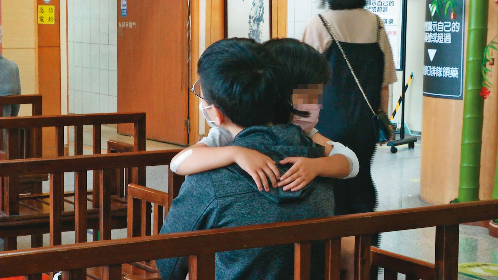 受困超商的5歲小女孩受到嚴重驚嚇,獲救後緊抱家人不放。(華視新聞提供)