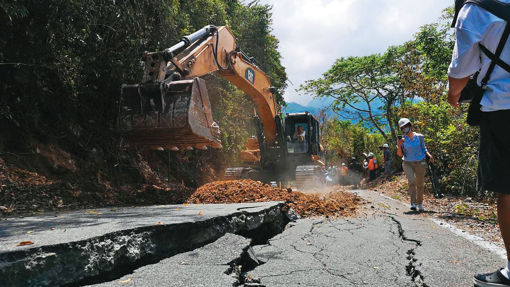 六十石山有民眾受困,救難人員緊急搶通道路。(讀者提供)